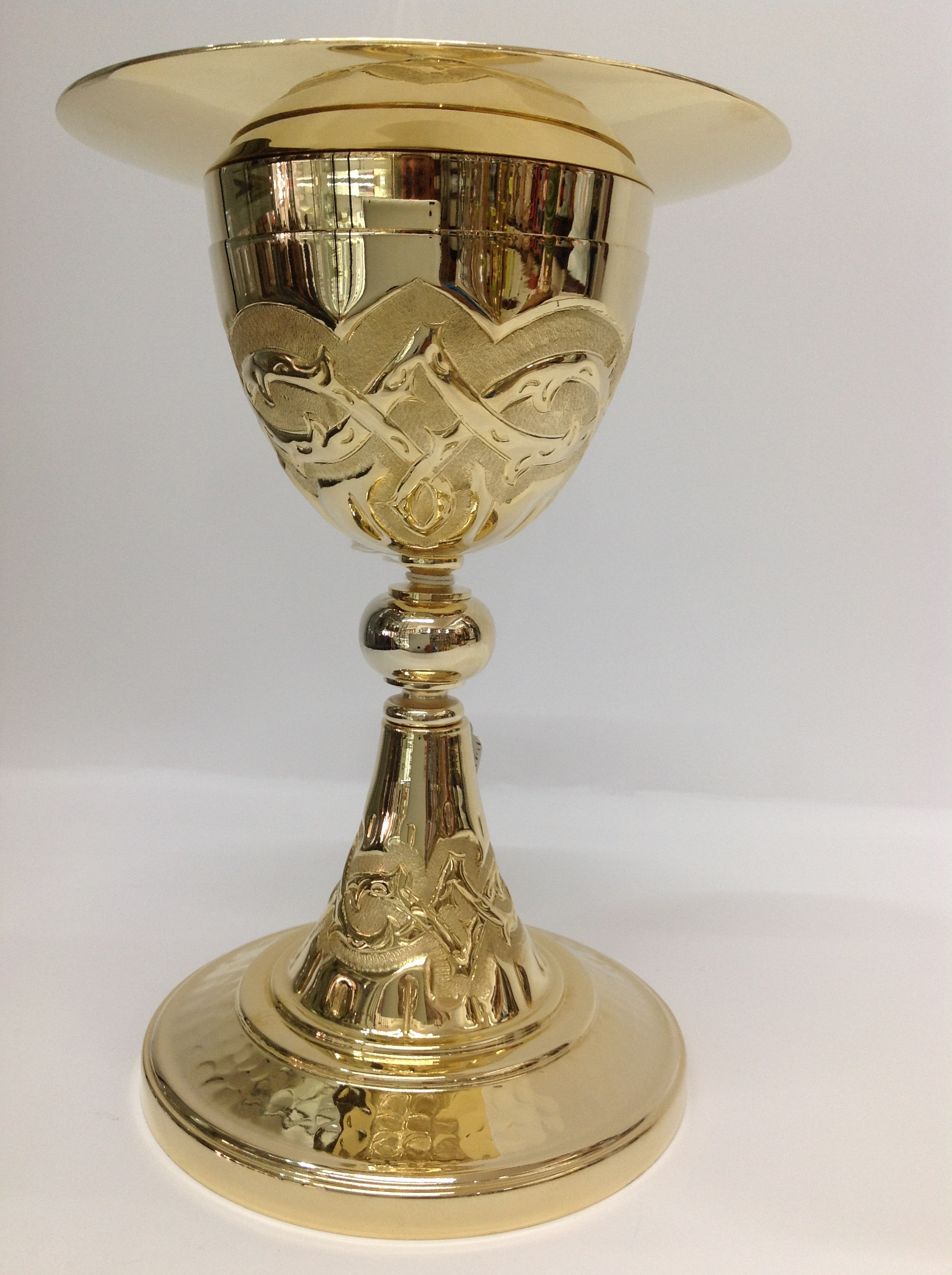 CALIZ EN CHAPA DE ORO EN DISEÑO DE CORONA DE ESPINAS

preguntar por existencias.