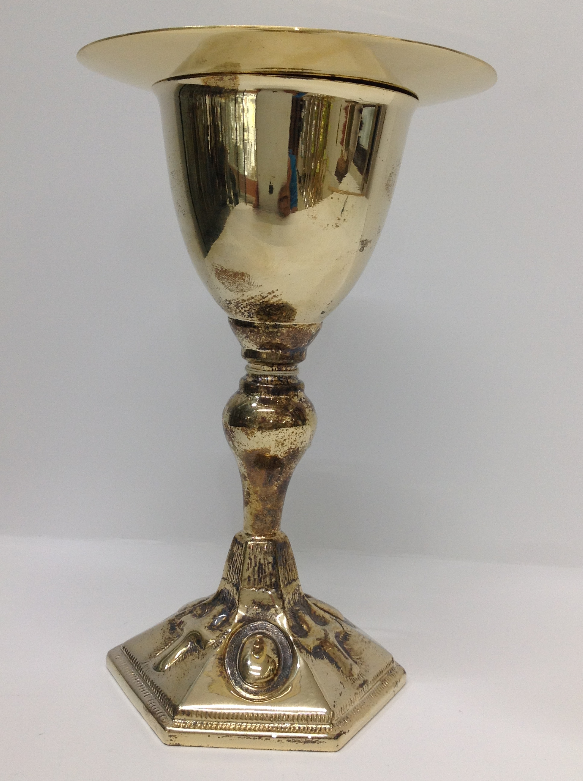 CALIZ DE PLATA EN CHAPA DE ORO CON INICIALES

preguntar por existencias.