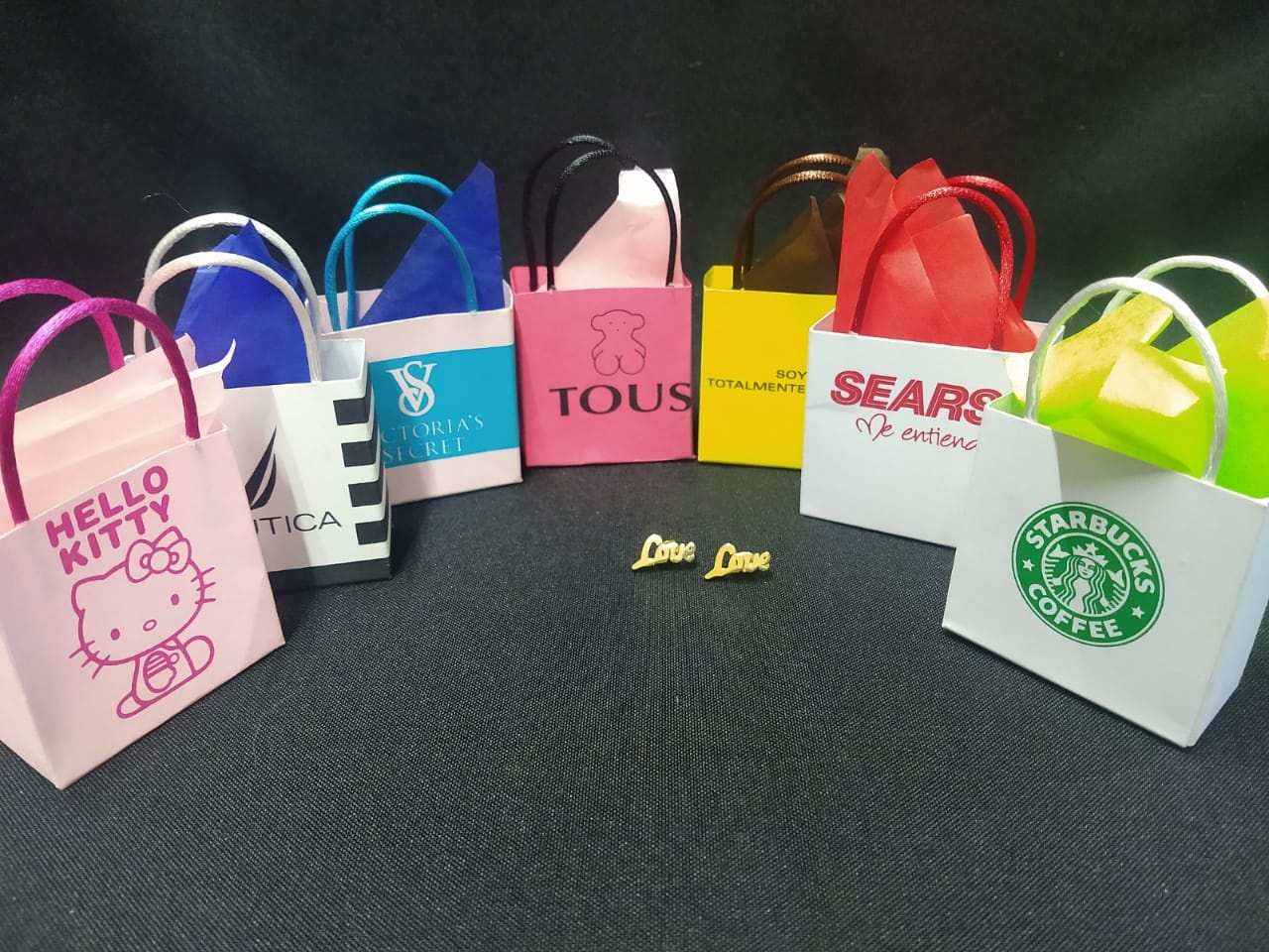 Aretes LOVE incluye 
    Novedosa Bolsa