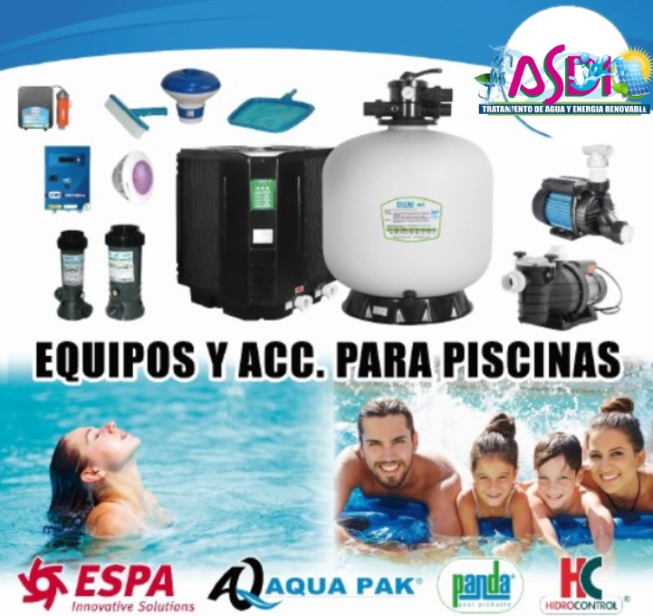 Botellas de agua y toallas azules sobre una mesa junto a una piscina y plantas verdes.