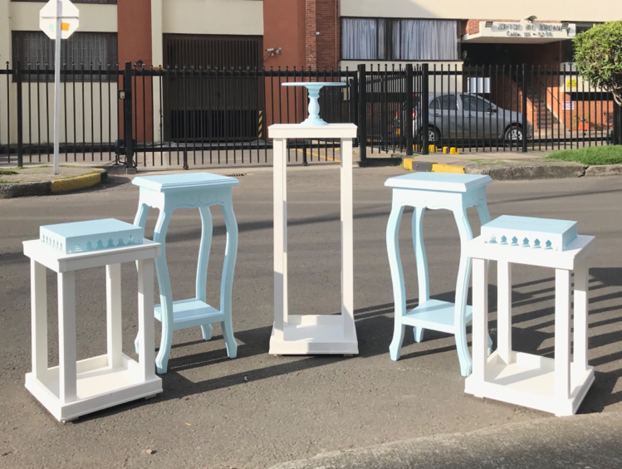 Combo de 3 mesas
Auxiliar Tipo Farol Color Blanco
Mediana 1,02 M Altura .41x41cm
Pequeña 58 CM Altura.41x41cm
$105.000
Altura 80 cm X 36 1/6 cm
Mesa Auxiliar Pata Curva
$ 50.000