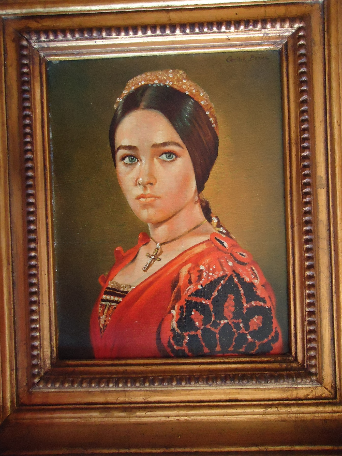 1.
Cecilia Beaux
Retrato de Julieta Capuleto
Óleo sobre tela
24 x 18 cm
Firmado

El personaje de esta pintura es 
Julieta Capuleto, de la clásica 
pieza de teatro Romeo y Julieta
 de Shakespeare realizada por 
Cecilia Beaux, gran retratista 
norteamericana del siglo XX. La 
pintura debe de haberla realizado 
cuando tomaba clases de pintura 
de vestuario y retratos durante 
tres años impartidas por el 
director y profesor francés  
Christian Schussele 
aproximadamente en 1870, 

NOTA: A fines de la década de 
1860, la Academia de Pensilvania, 
así como varias otras escuelas de 
arte estadounidenses, habían 
comenzado a diseñar su plan de 
estudios según el sistema de 
talleres francés. Siguiendo el 
ejemplo francés, las escuelas de 
arte estadounidenses 
comenzaron a enfatizar el estudio 
del desnudo. Se ofrecieron cursos 
de pintura, modelado, dibujo y 
composición, y los estudiantes 
comenzaron a competir por 
premios. La Junta Directiva de la 
Academia reconoció la influencia 
francesa en 1868 y eligió por 
unanimidad a Christian Schussele 
presidente de dibujo y pintura. 
Schussele fue uno de los primeros 
pintores en traer este tipo de 
educación artística a Estados 
Unidos, y fue bajo su influencia 
que la Junta de la Academia 
comenzó a aprobar una serie de 
cambios.

Durante finales de la década de 
1870 y principios de la de 1880, 
la Academia también ofreció una 
clase de dibujo; una clase de 
disfraces; una clase de retratos, 
que inicialmente proporcionó 
poca instrucción o crítica 
profesional; y conferencias sobre 
perspectiva y composición; los 
estudiantes pueden optar por 
estudiar con Christian Schussele 
o con el más progresista Thomas 
Eakins.

