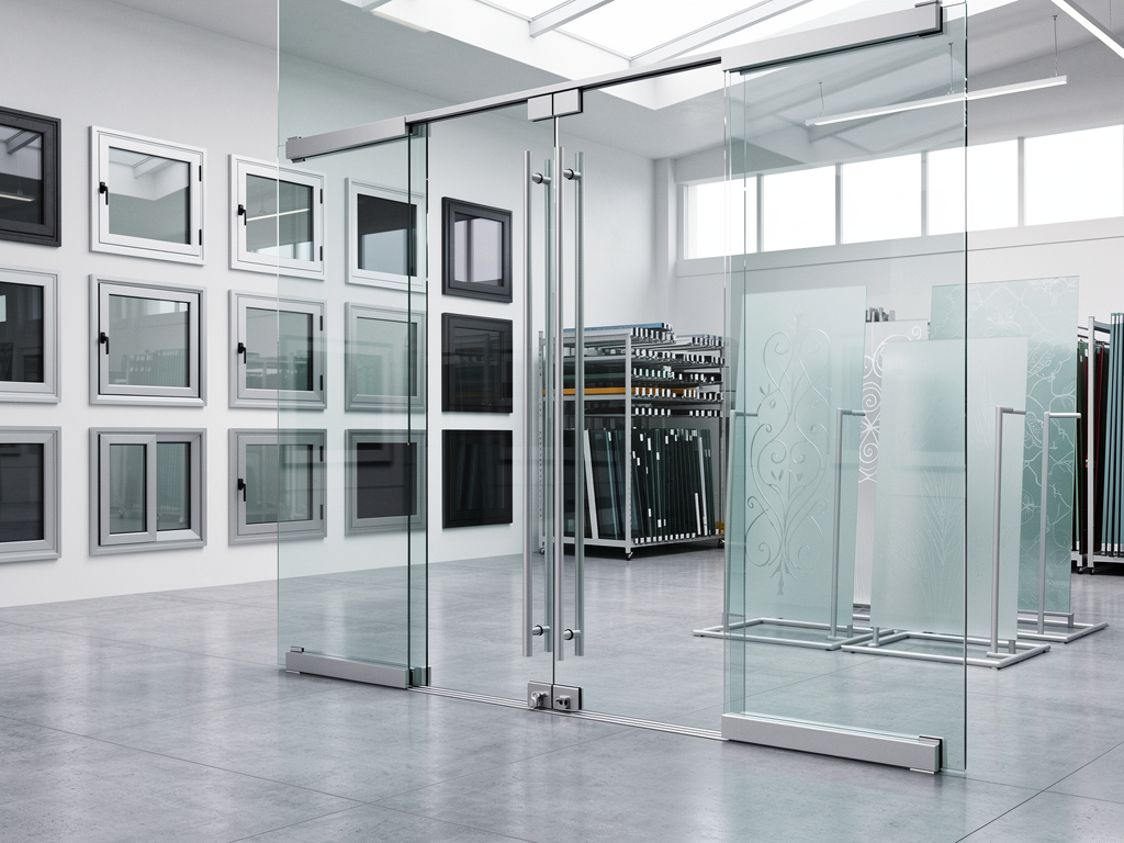 Showroom moderno de puertas de vidrio corredizas, ventanas y mamparas de cristal con herrajes metálicos