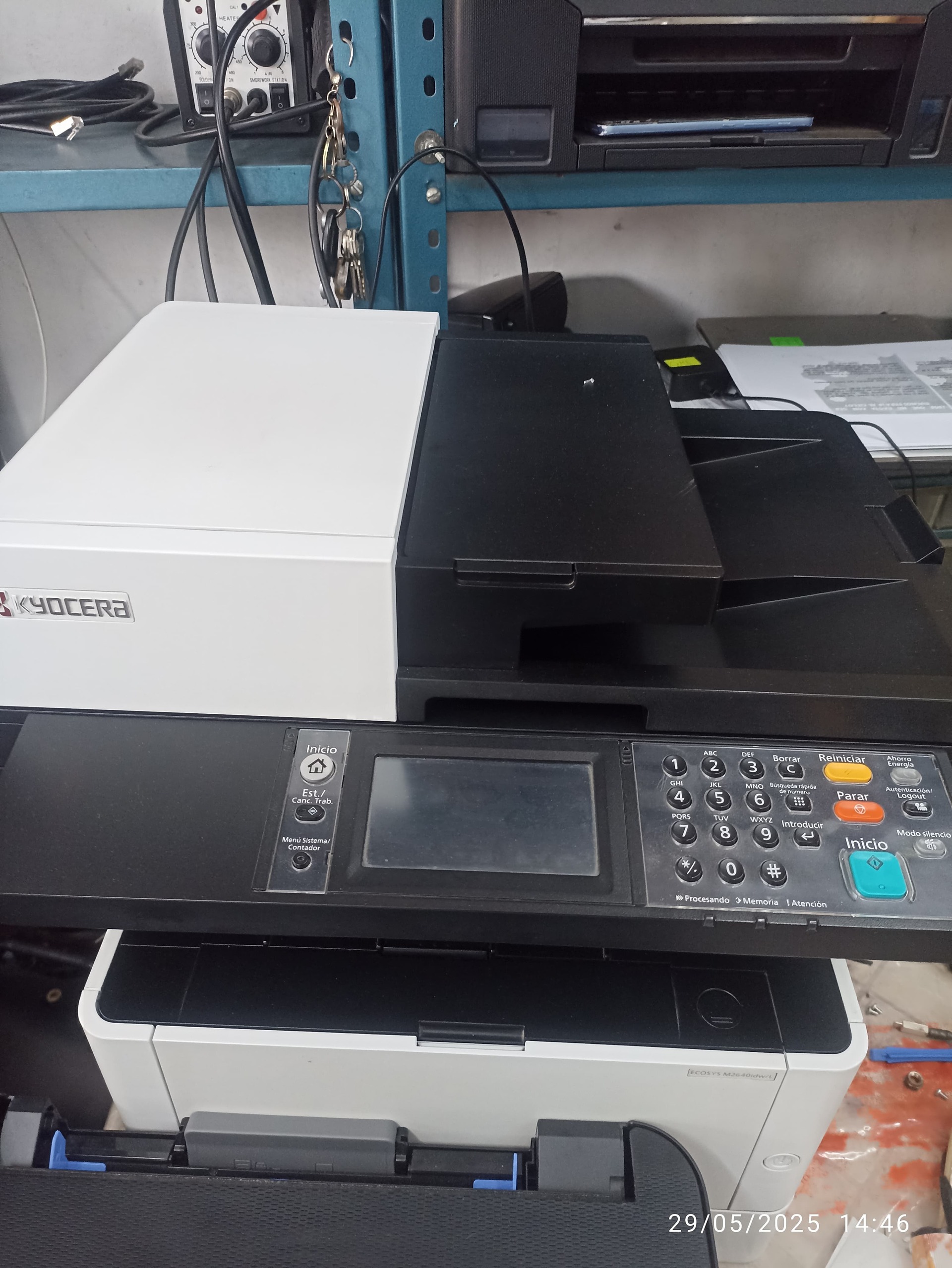 Impresora multifunción Kyocera en una oficina con teclas y pantalla táctil visible.