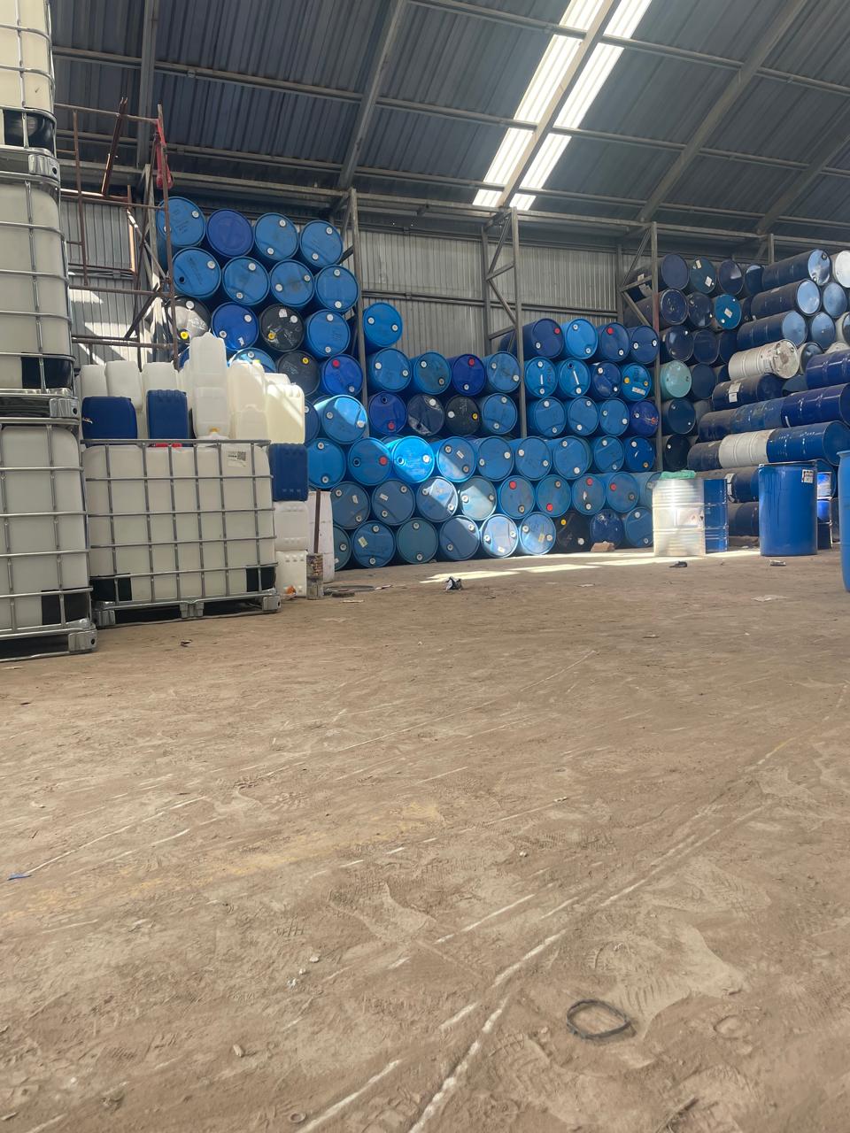 Pasillo de instalaciones de almacenamiento con puertas metálicas en ambos lados, iluminación moderna en el techo.