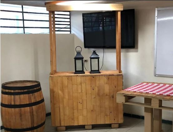 Estación de Bebidas
2.20m Altura Total
1.28m Ancho 
48cm de Profundidad  
Alquler $160.000
unitario