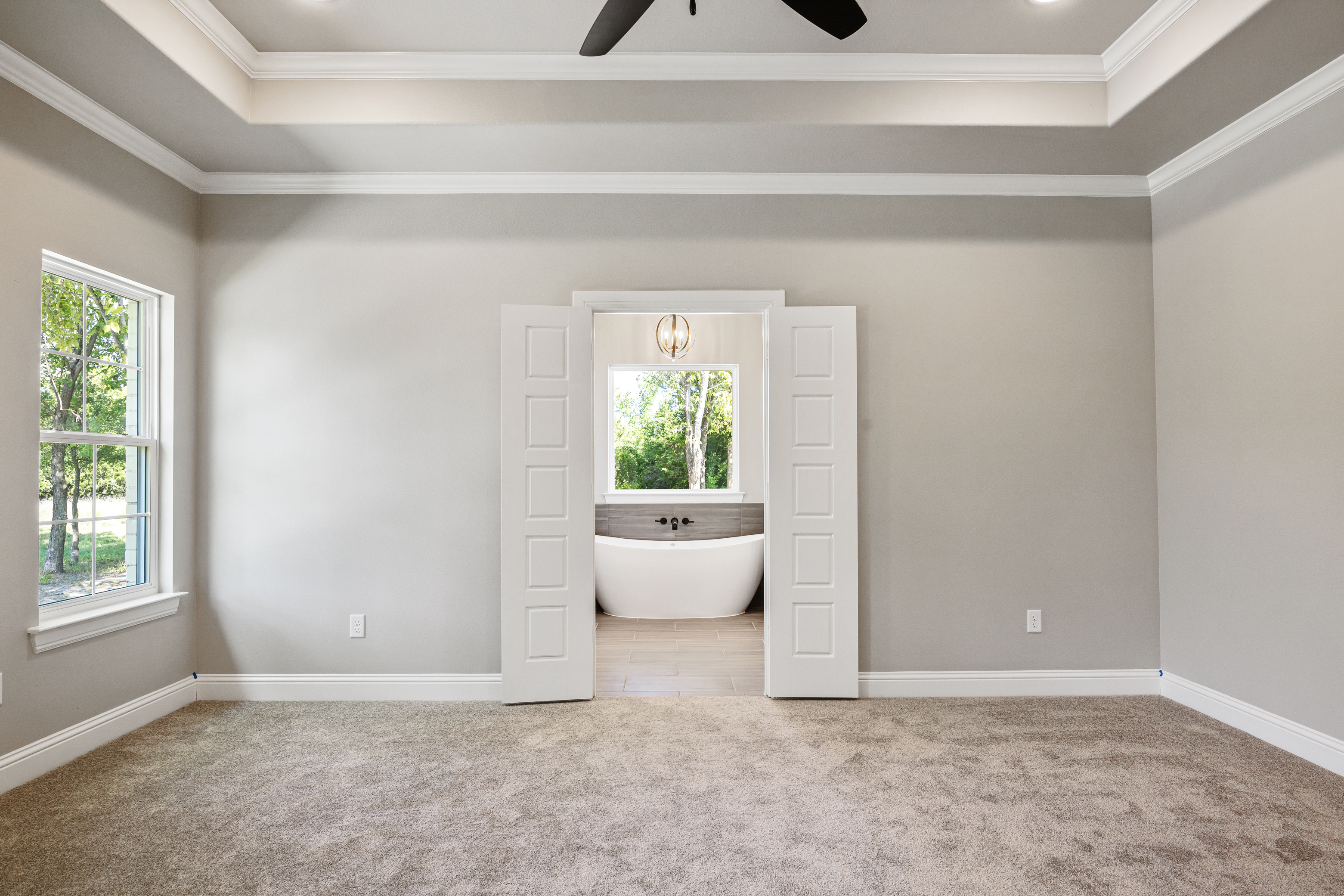 https://0201.nccdn.net/4_2/000/000/046/6ea/master-bed-into-bath.jpg