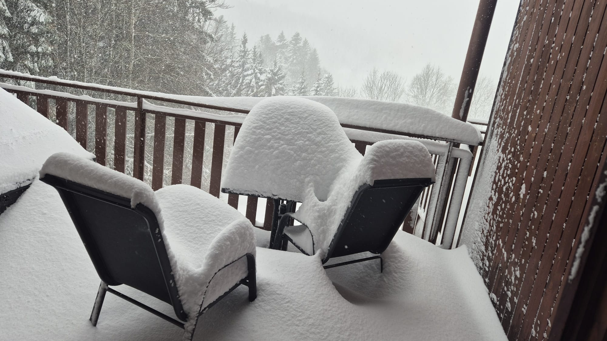 https://0201.nccdn.net/4_2/000/000/046/6ea/neige-sur-balcon.jpg