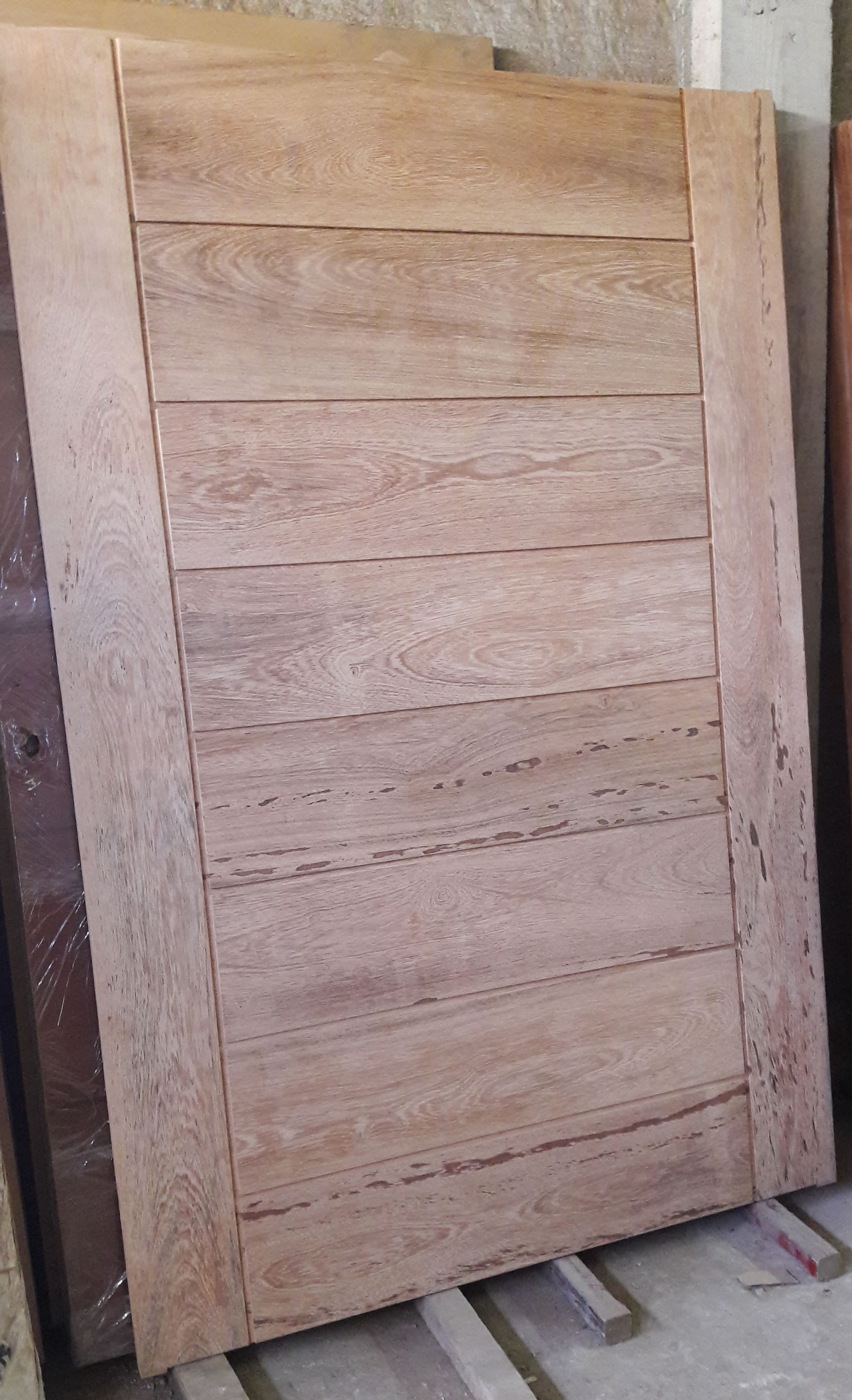 Porta de madeira maciça.