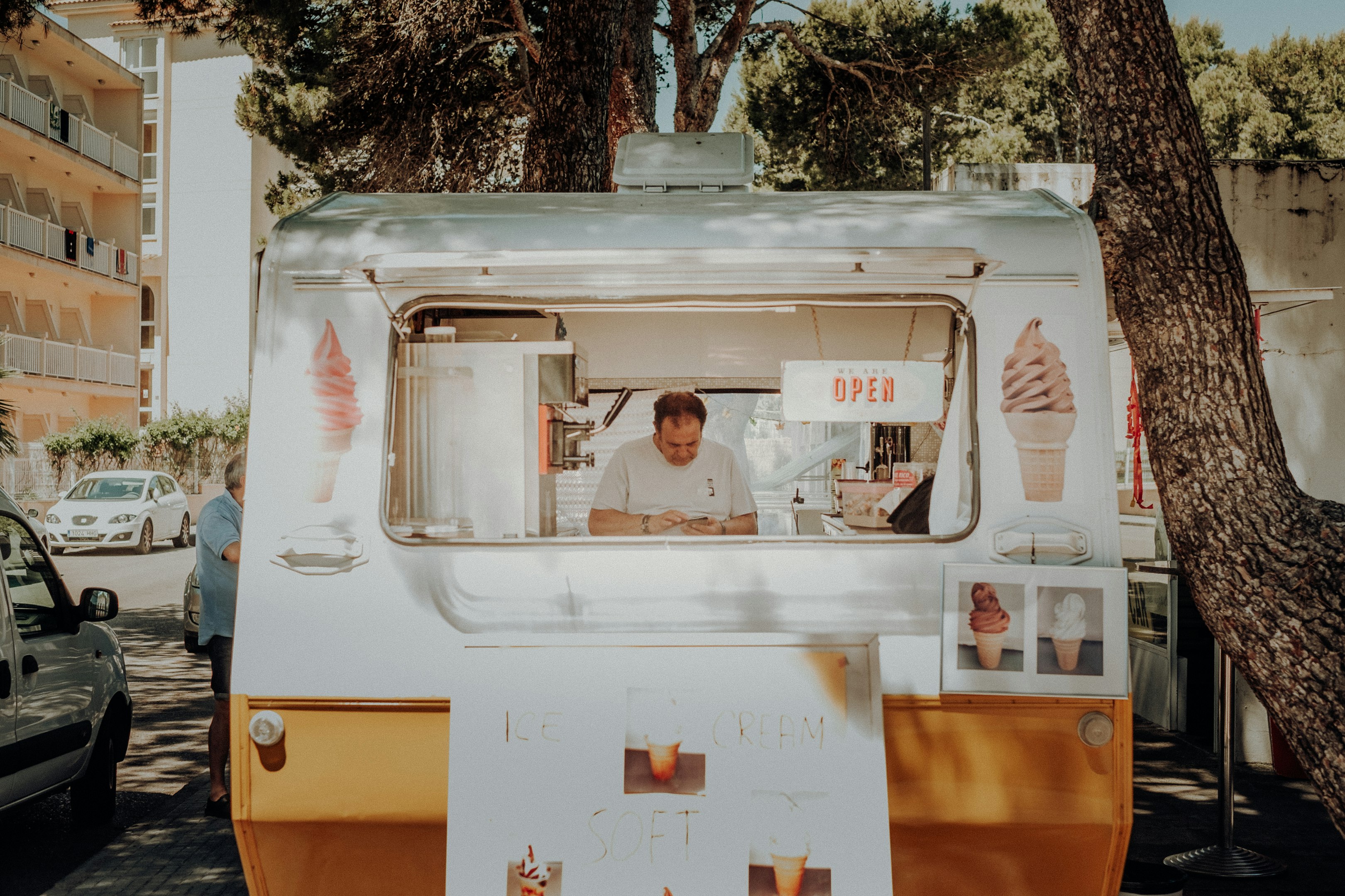 hombre dentro del camión de helados