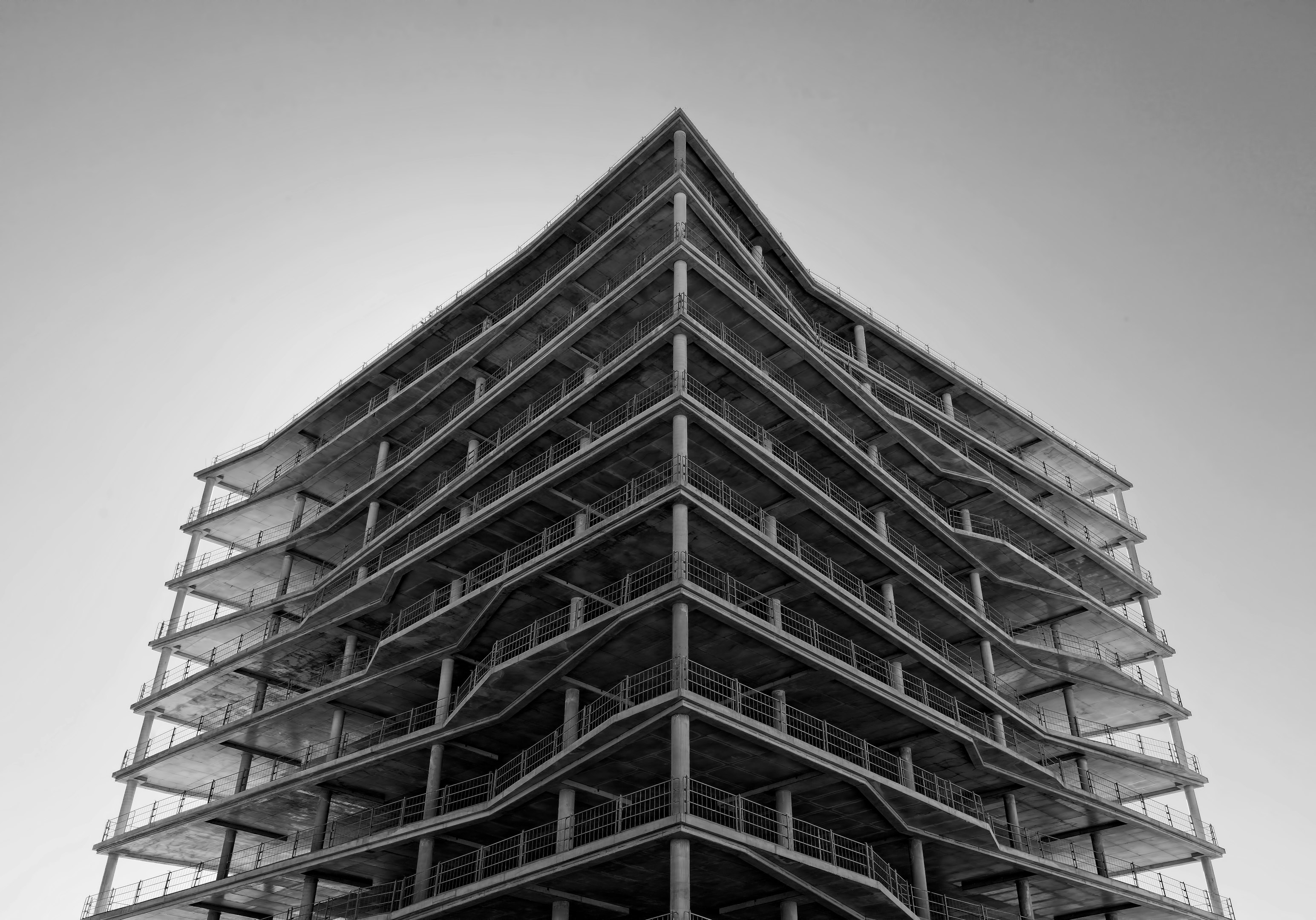 edificio gris de gran altura