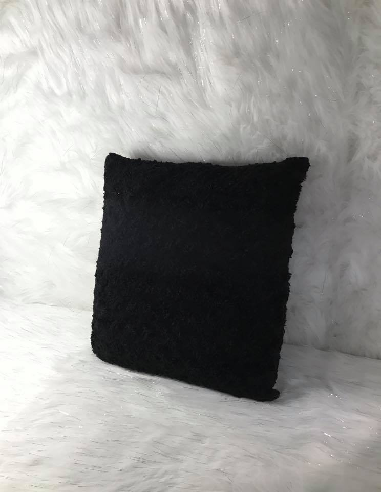 Cojines en tela felpudo
Color Negro
44cm x 44cm
Alquiler $ 5.000
Precio Unitario