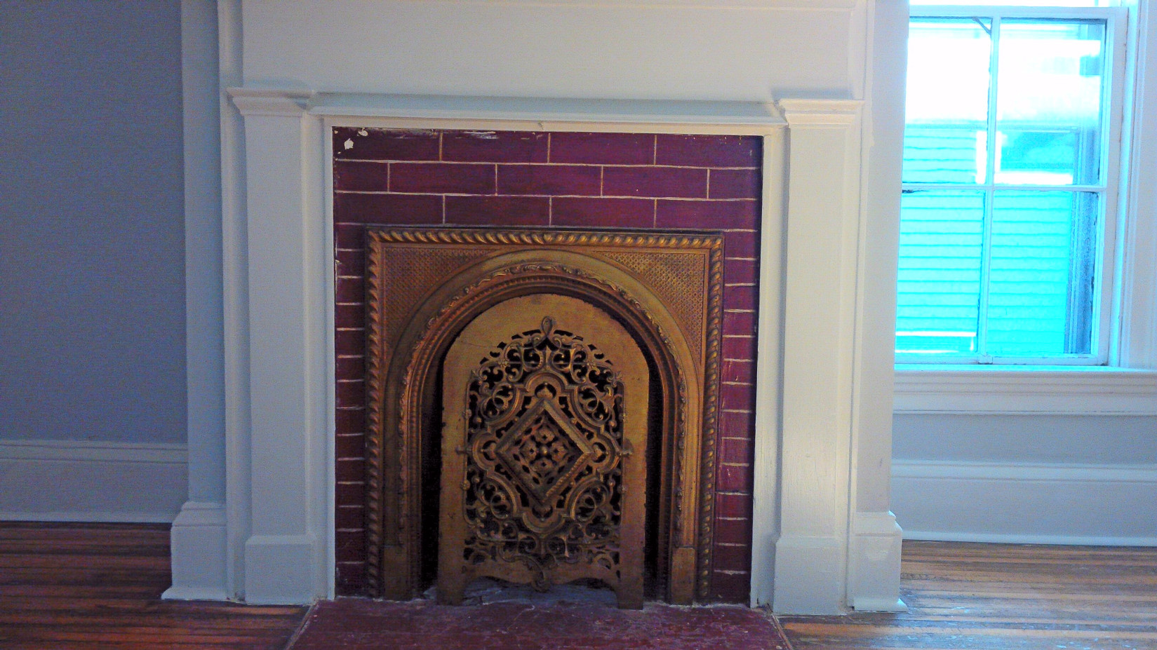 Large Bedroom 2 Fire Place Detail