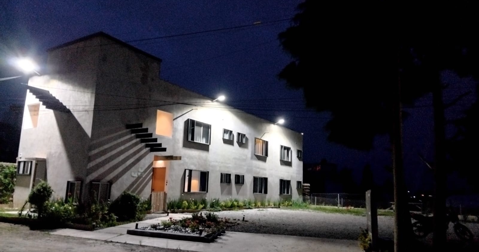 https://0201.nccdn.net/4_2/000/000/048/0a6/2025-08-23_fachada_noche1.jpg