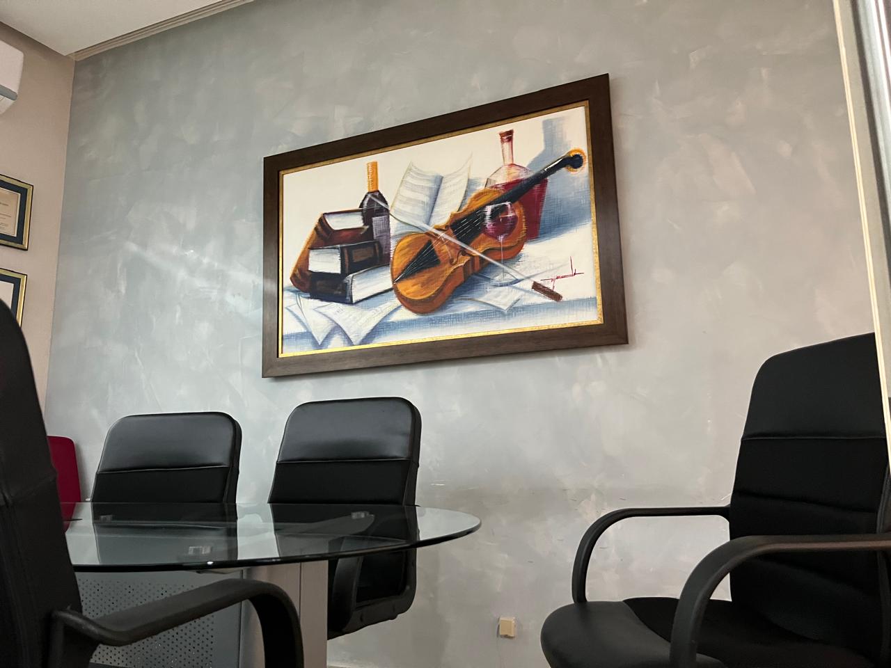 Hombre mayor con gafas y traje, escribiendo en un escritorio de oficina, con libros y un mazo de juez. Hombre mayor con gafas y traje, escribiendo en un escritorio de oficina, con libros y un mazo de juez.