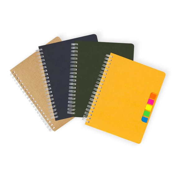 Cuadernos con espiral abiertos sobre la mesa, uno con cubierta negra y otro con líneas y logotipo SEL.