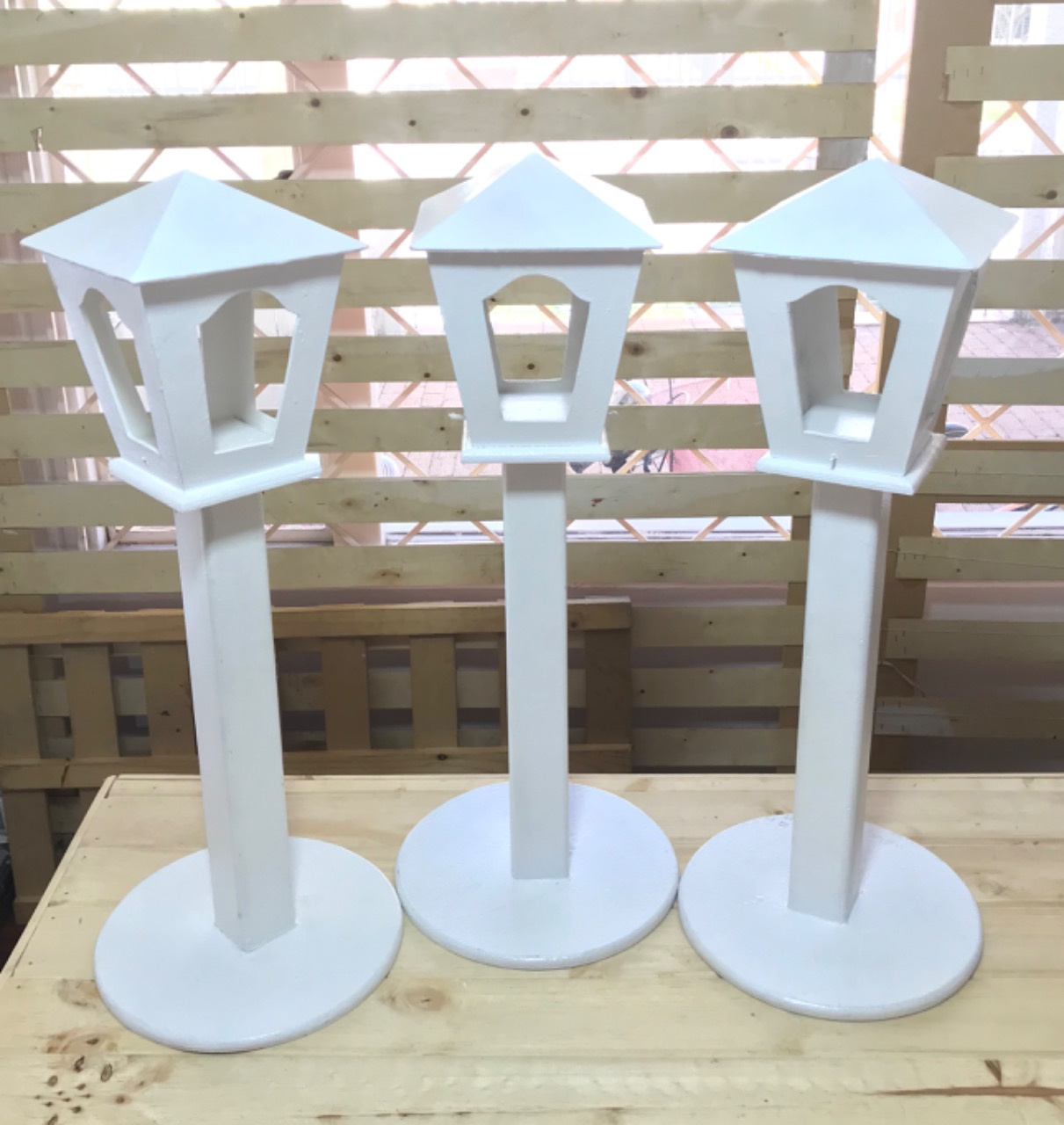 Farol Blanco de madera  
Modelo 6 
Medidas  53cm de Altura 
$ 25.000 