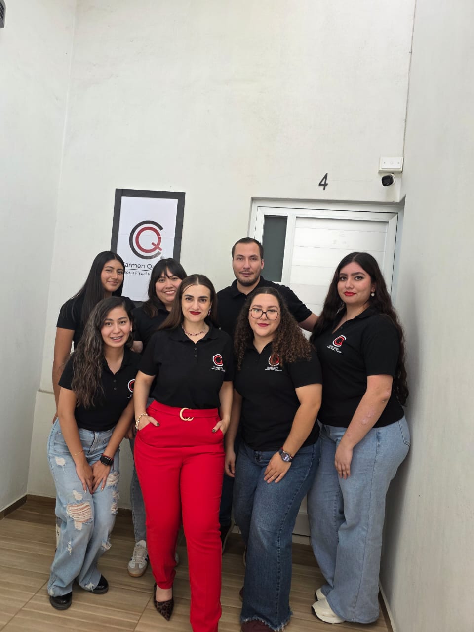 Equipo de negocios analizando gráficos financieros en una reunión de oficina moderna