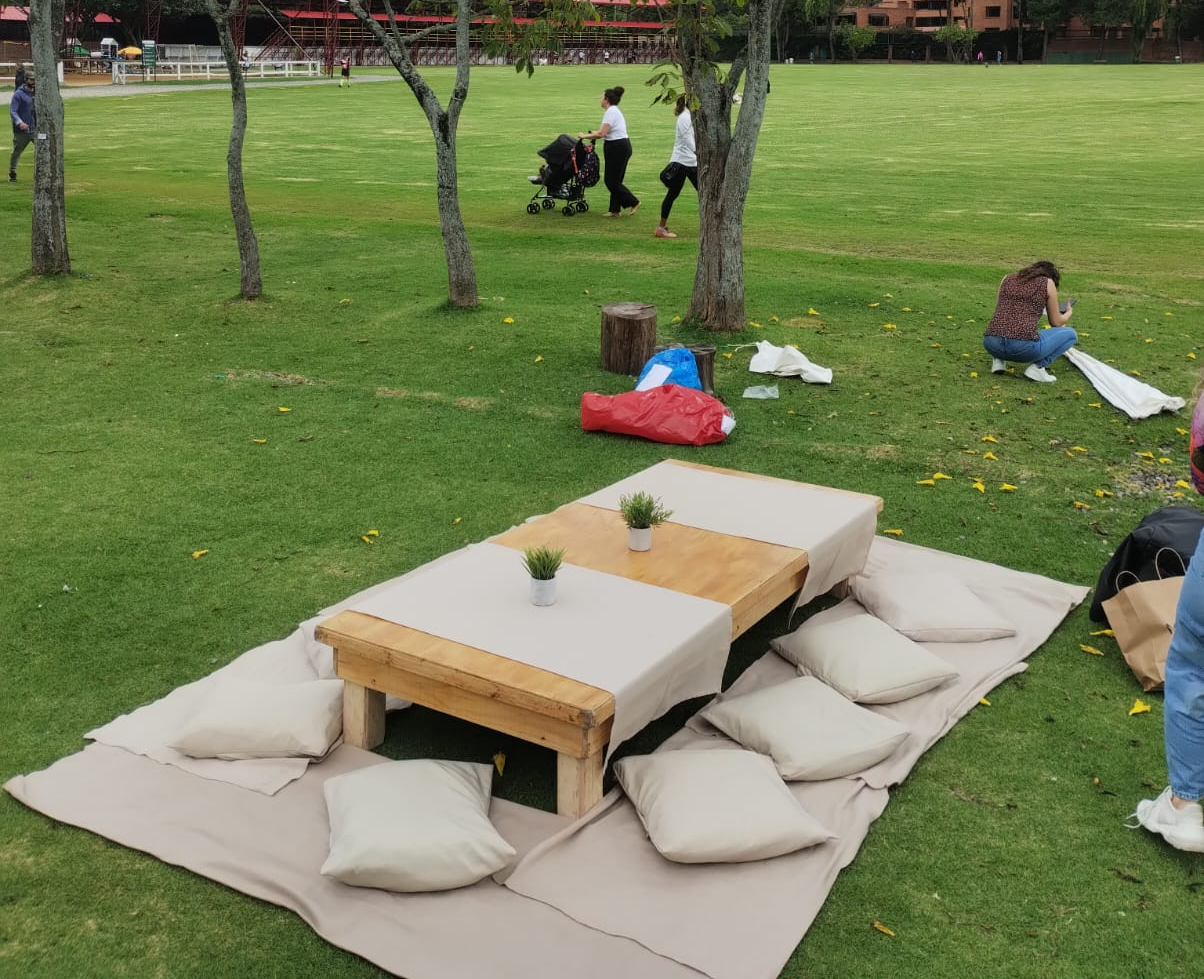 1 Mesa Rectangular color Madera
2.20m x 1.04 por 90.000
10 cojines 50.000
6 Mantas 25.000
2 Camino de Mesa 20.000
Precio Combo
Alquiler $ 160.000