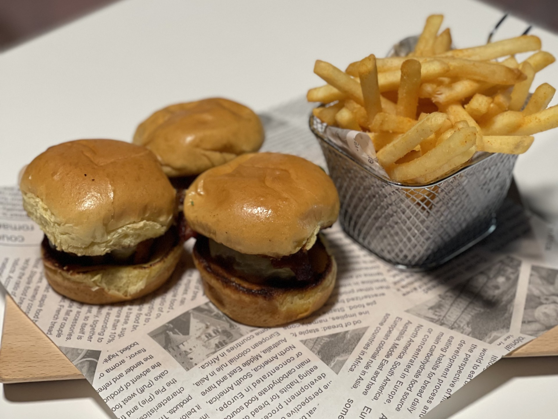 personas sentadas en sillas frente a la fachada