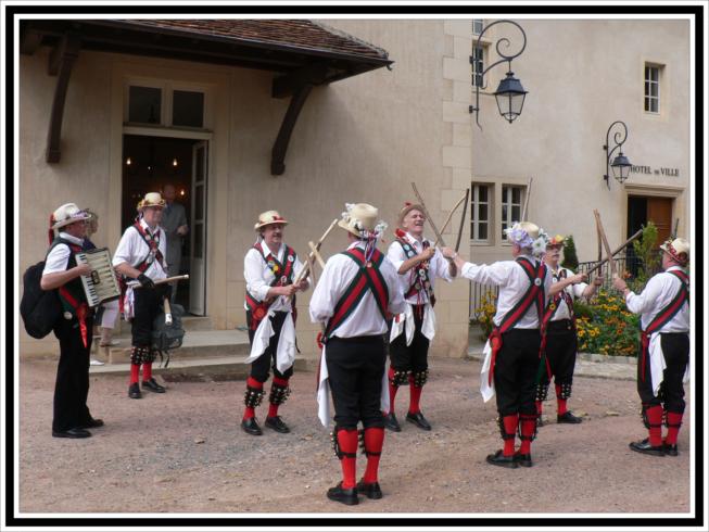 Outside the Mayor's residence - Tuning up the sticks