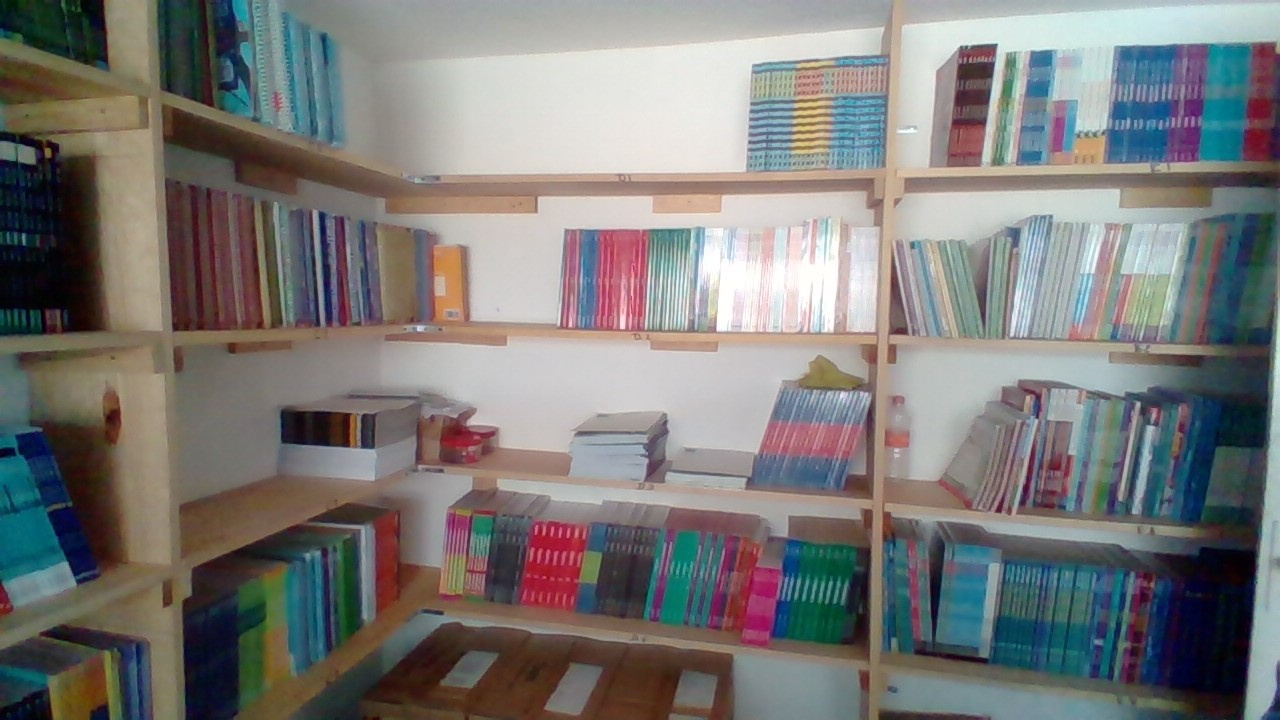 https://0201.nccdn.net/4_2/000/000/048/a5d/libreria-interior-2--1--1280x720.jpg