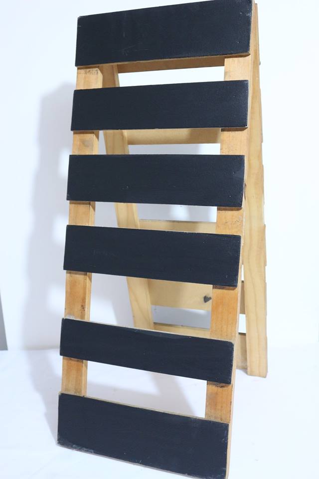 Pizarra Plegable de paletas 
 77 cm de altura 
31 cm de largo 
$15.000