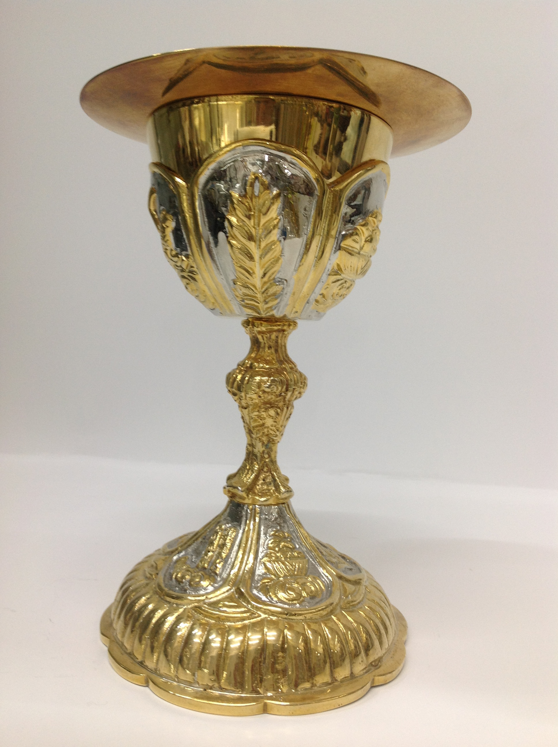 CALIZ EN CHAPA DE ORO COMBINADO EN DISEÑO DE RAMOS

preguntar por existencias.