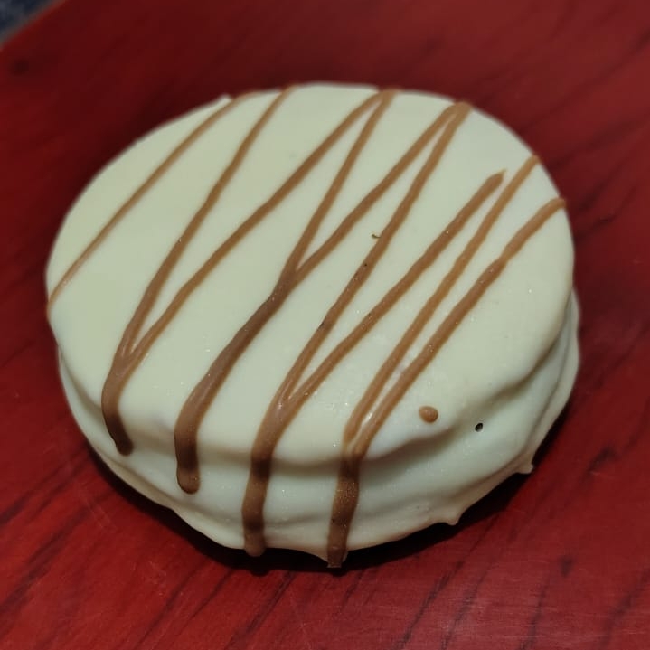 Blanco con corazón de damasco o chabacano( rayitas chocolate claro)