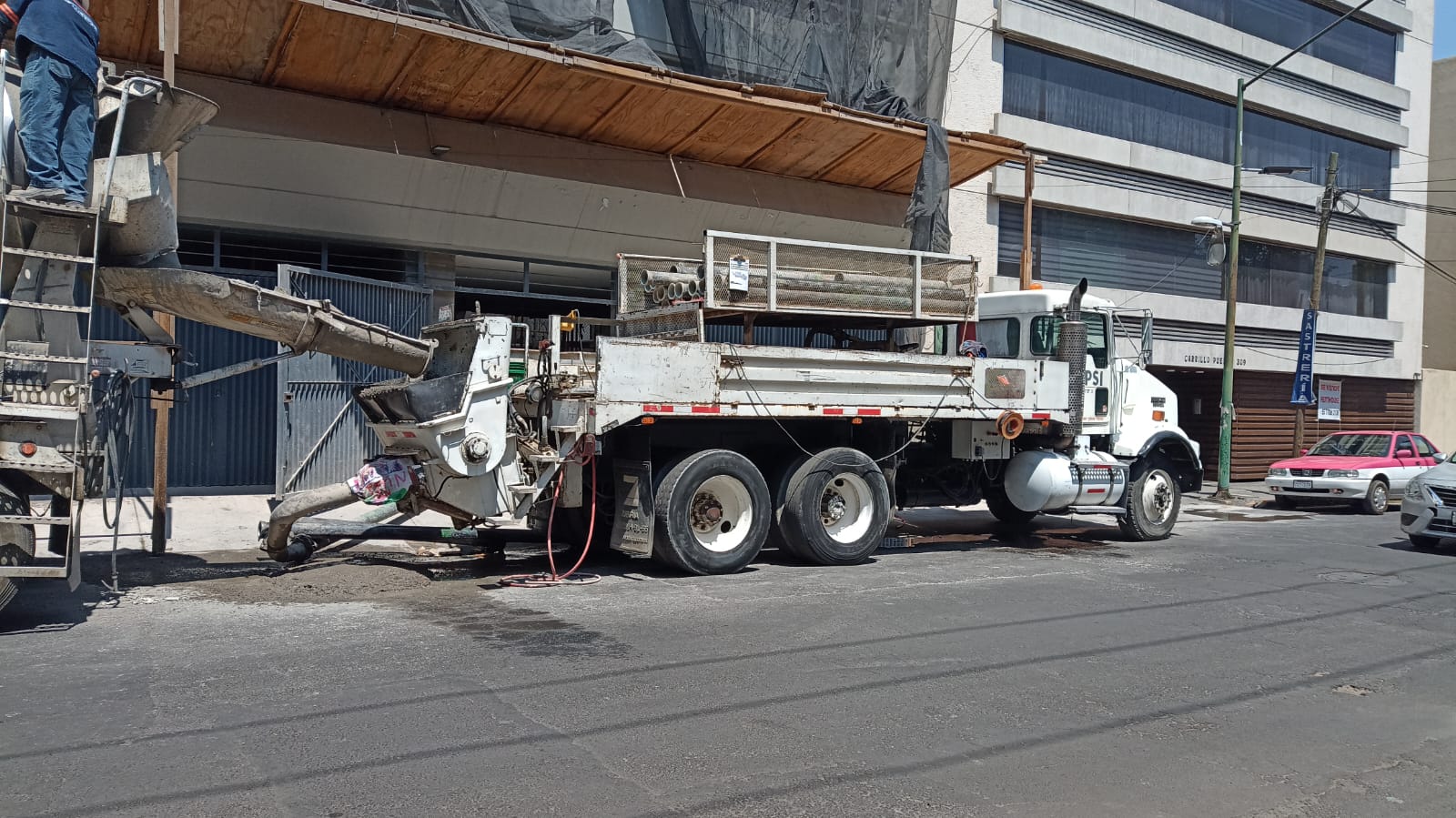 un edificio con árboles y césped
