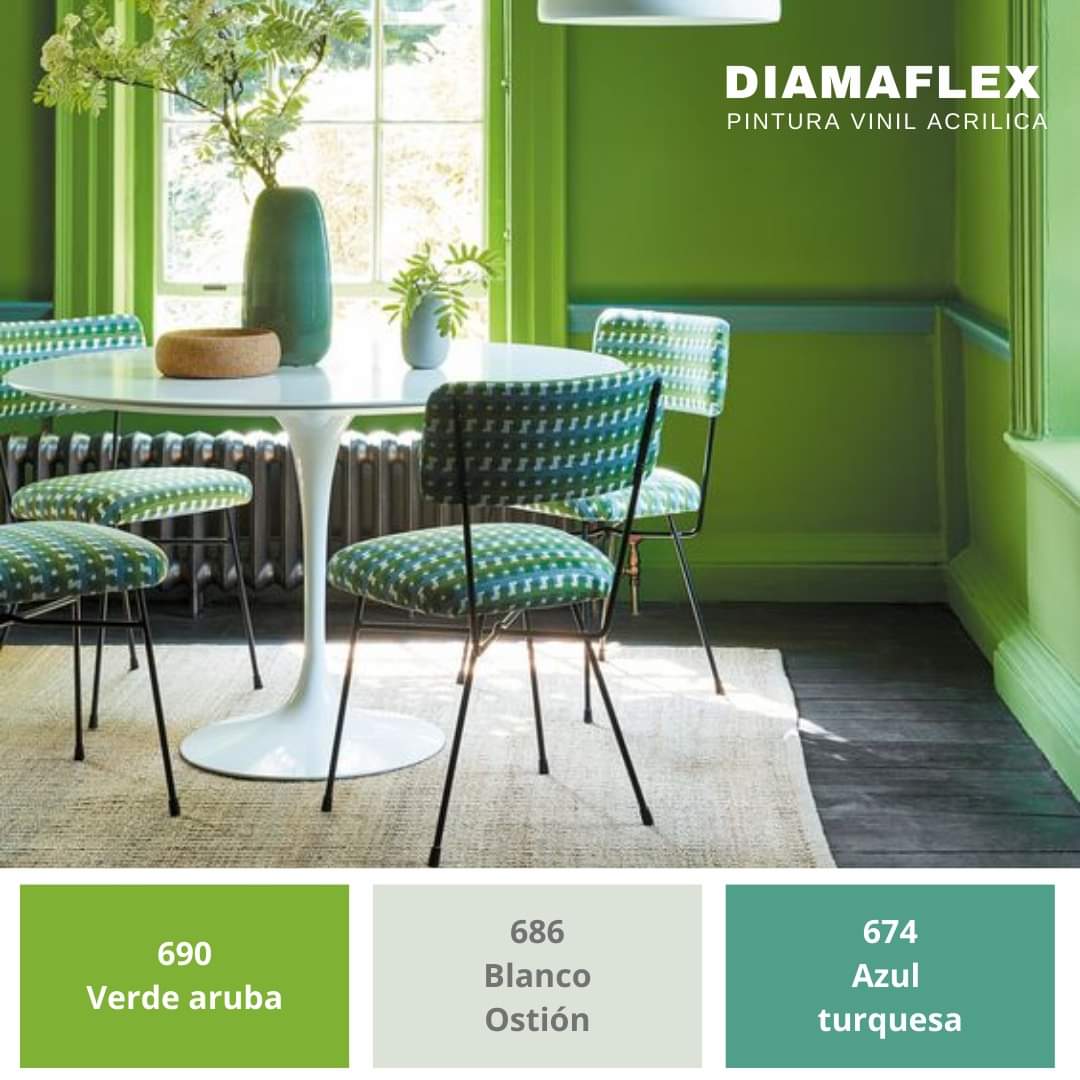 Sofá blanco con cojines azules y verdes, mesa de centro de madera, plantas en maceta, pared azul.