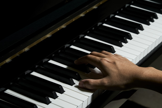 https://0201.nccdn.net/4_2/000/000/04b/787/hombre-tocando-piano-estudio_38148-1-626x417-626x417.jpg
