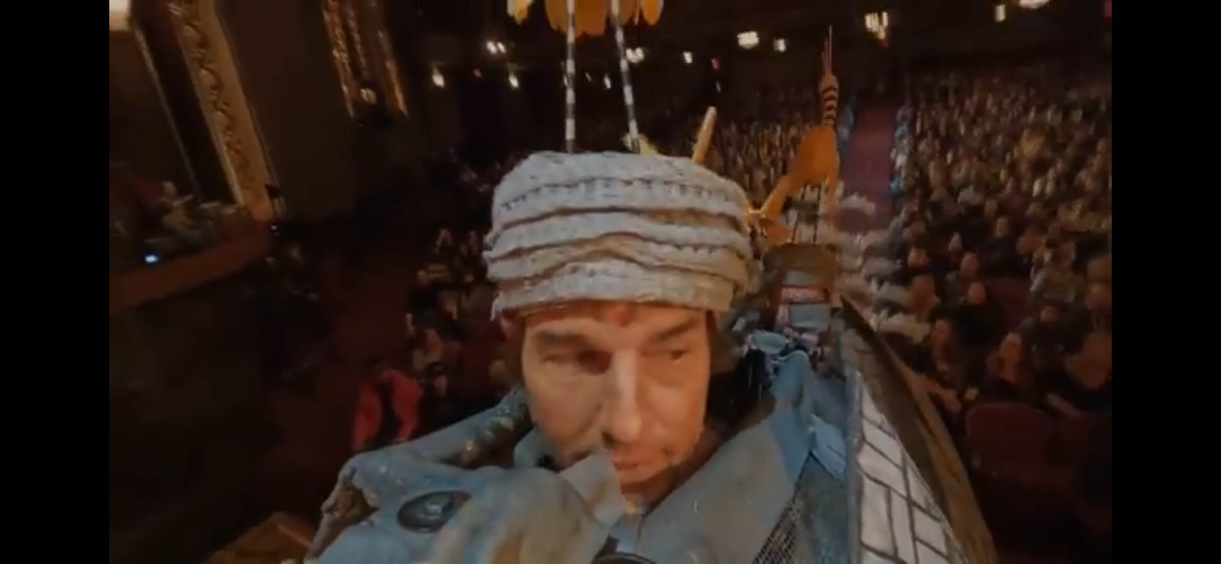If you squint enough, you can kind of see Daddy over Tom Cruise's right shoulder