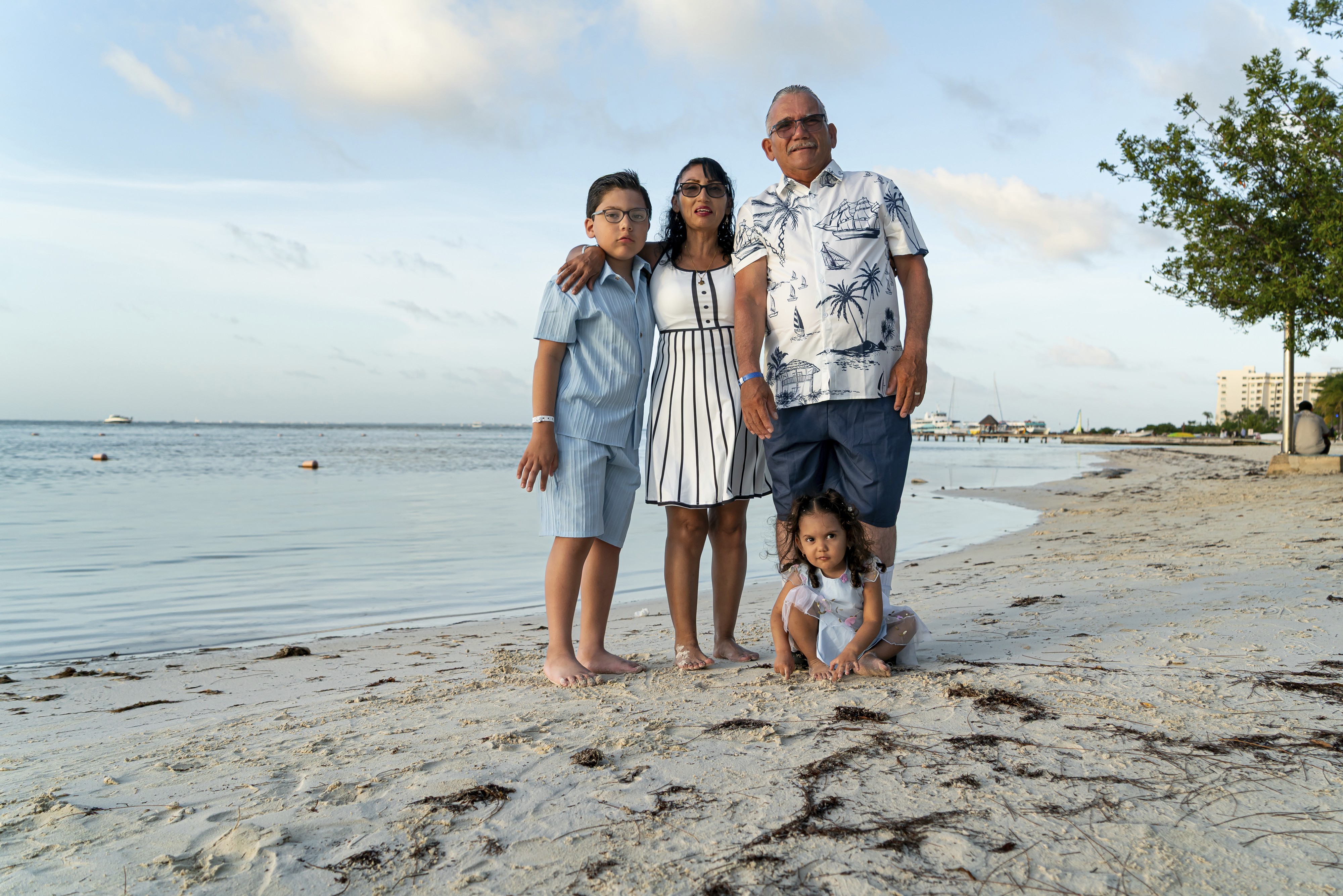 https://0201.nccdn.net/4_2/000/000/04b/787/luxartifices-riviera-maya-beach-family-photos0009.jpg