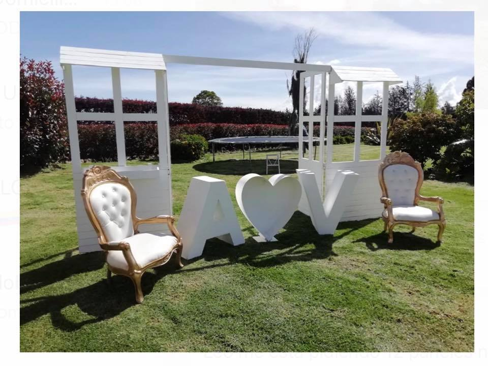 Ventanas 
Color blanco
2.20cm alto X 1 M, cada ventana
4.16cm de ancho 
Alquiler $250.000