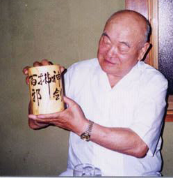 1994. Nakamura Sensei shows a gift from Power Sensei. 
The calligraphy-brush holder is engraved by an artisan with Araki Sadao Sensei's calligraphy "Shin Ken Hyaku Ja Futsu".