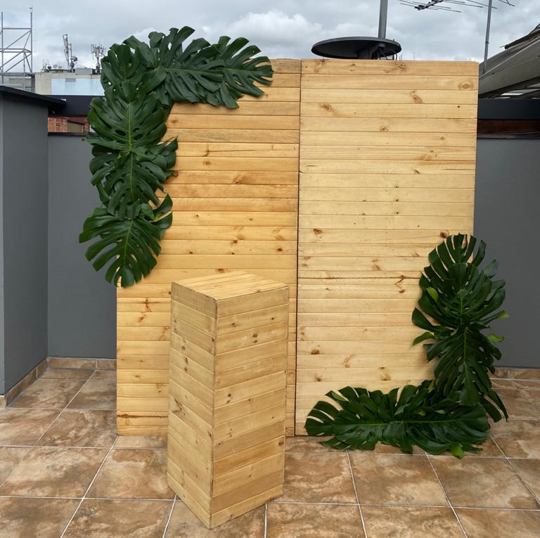 Altura 2.20m X 1.04m
Imagen referencia 2 modulos
Pared enchapa color Natural
$ 50.000 precio unitario
Arte en follaje natural
$ 50.000