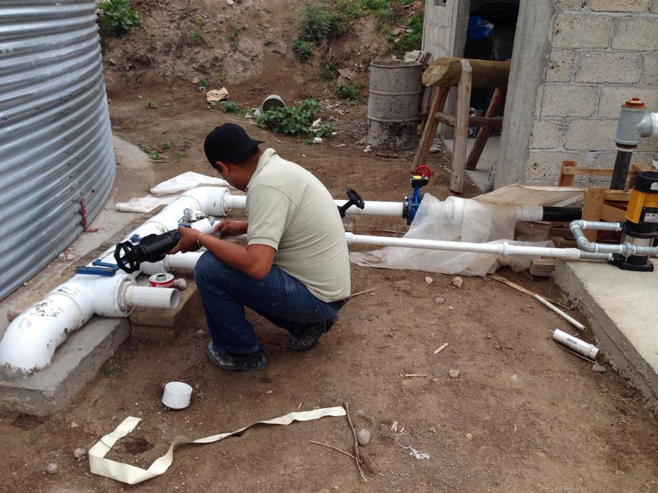 Instalación válvulas para conectar el tanque al cabezal de riego