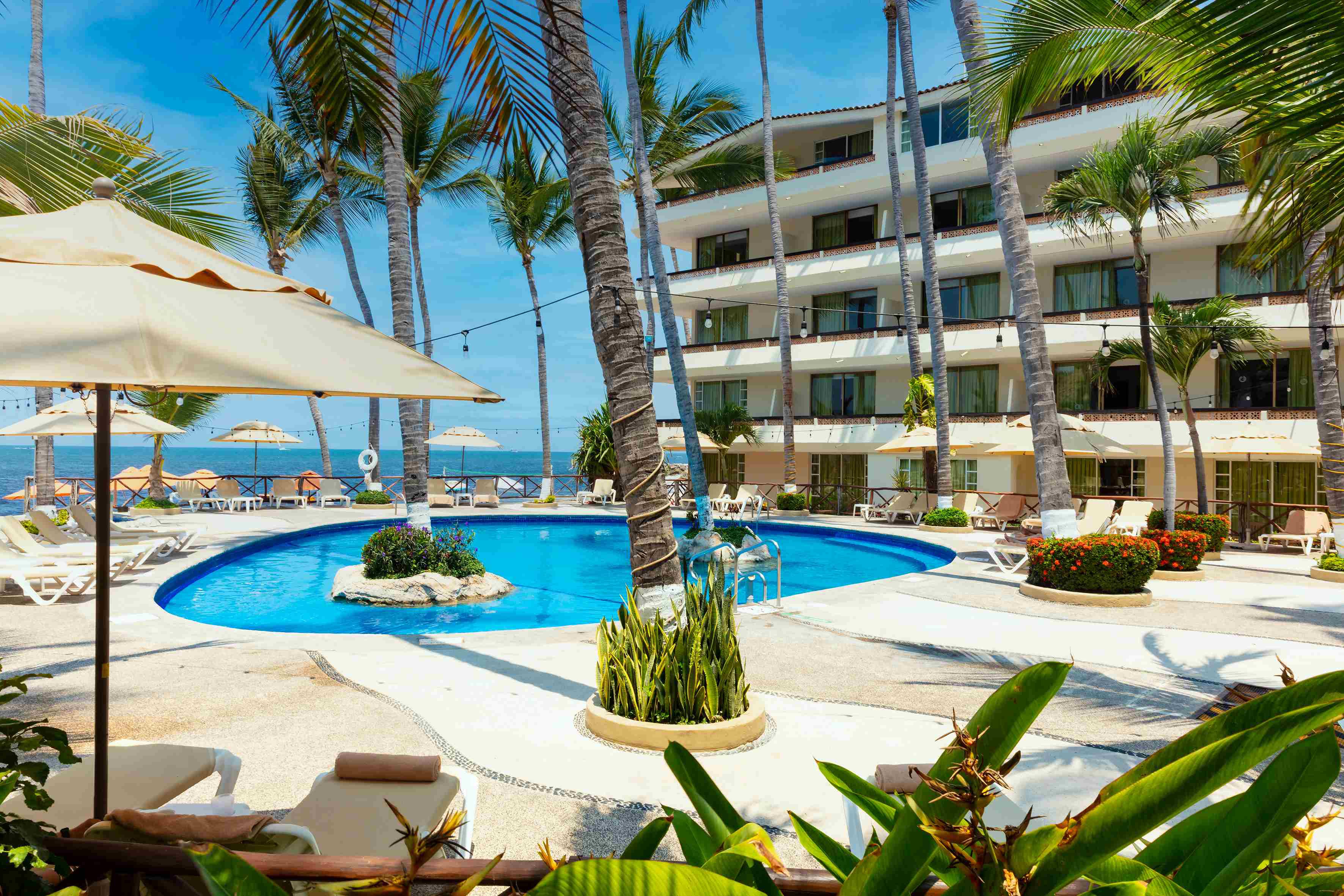 https://0201.nccdn.net/4_2/000/000/04c/a91/las-palmas-by-the-sea-adults-pool-3.jpeg