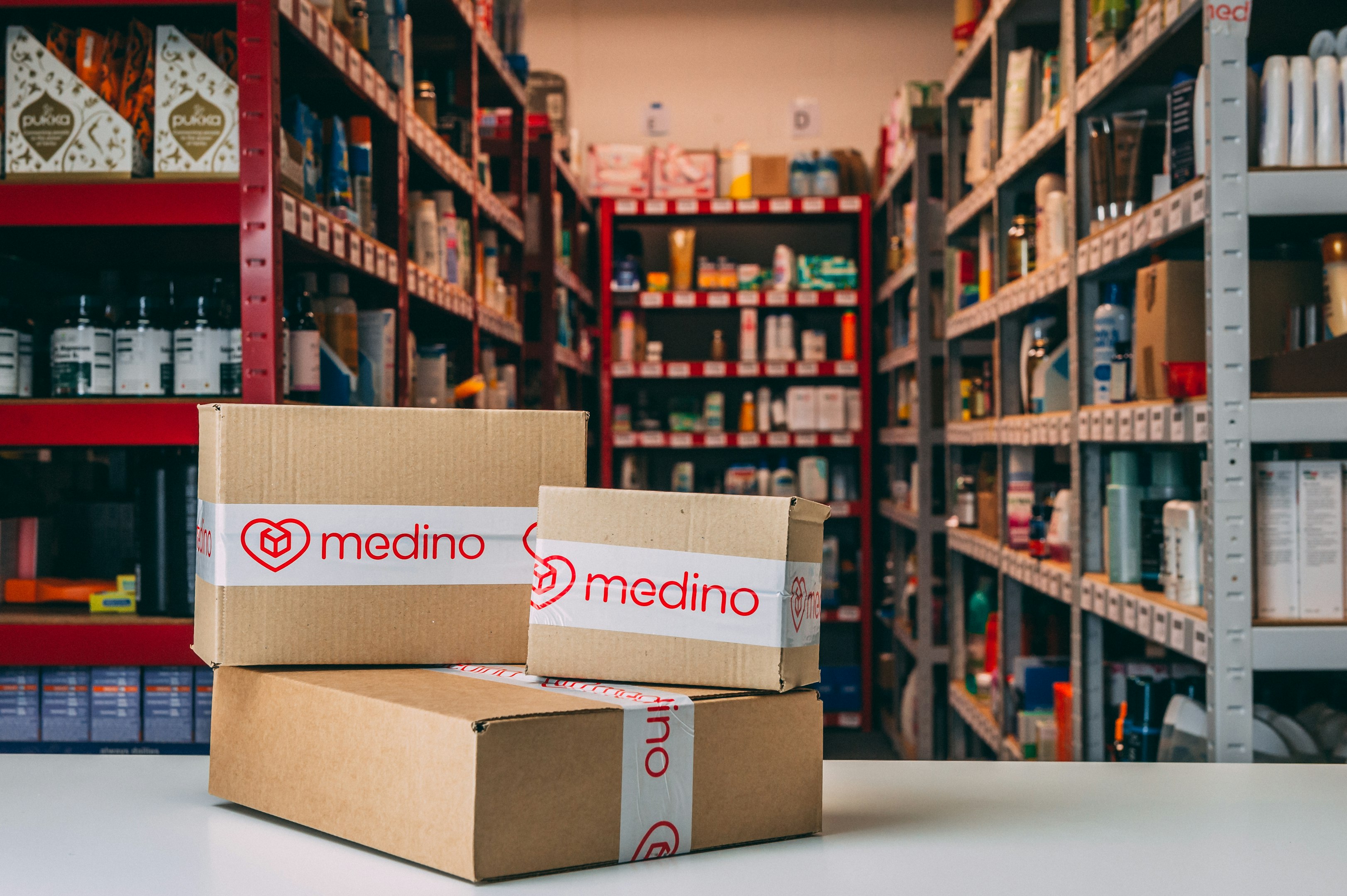cajas de Medino apiladas en la parte superior de la mesa