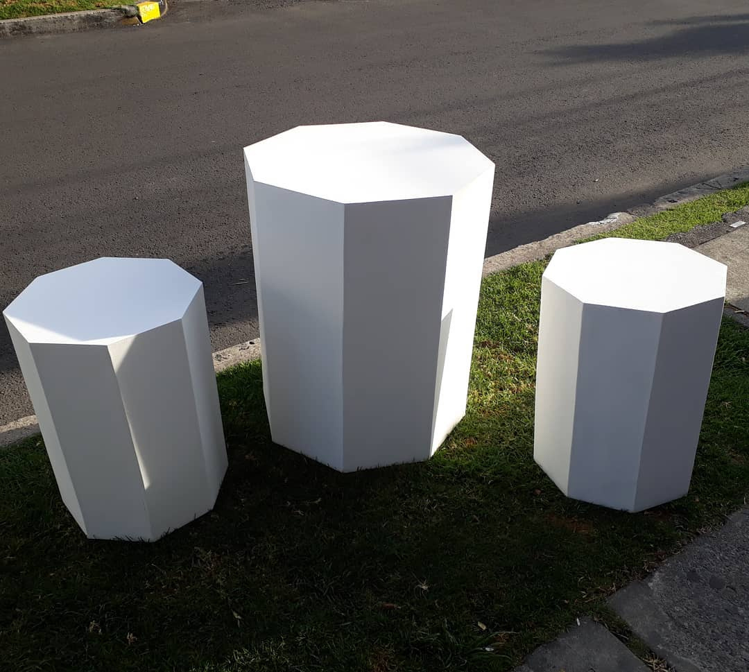 Combo de 3 mesas Mesas en Forma Octogonal
en diferentes Tamaños color blanco
Precio de Alquiler $150.000