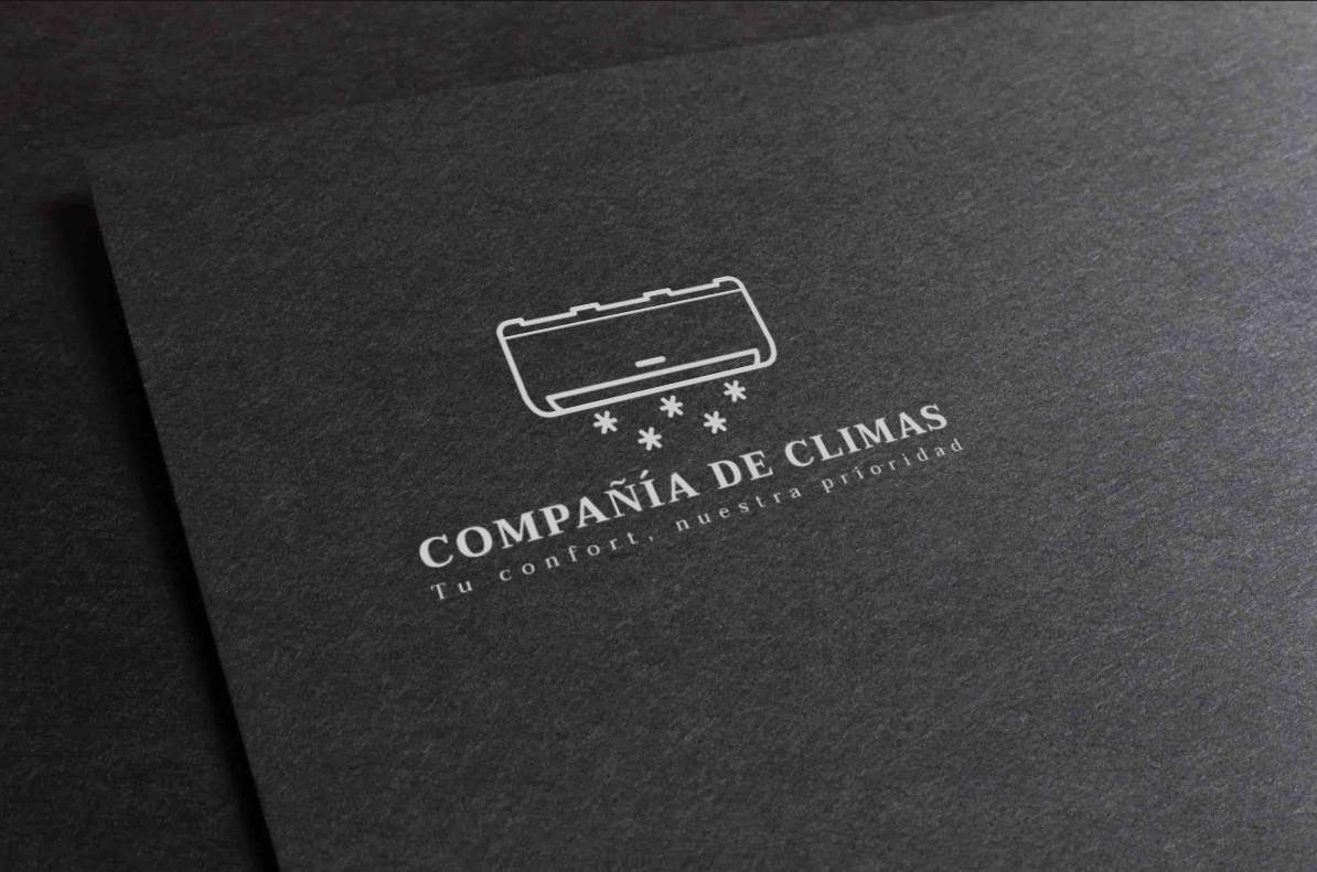 hombre y mujer sentados en la mesa