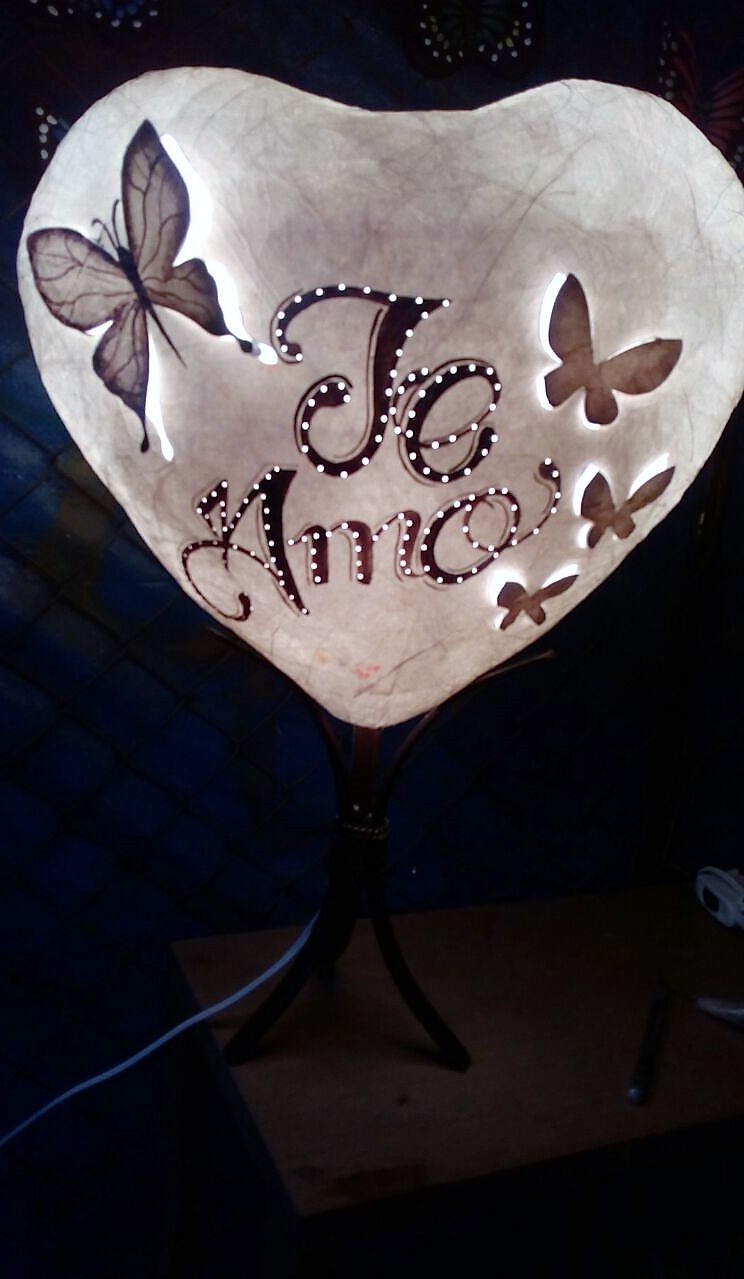 https://0201.nccdn.net/4_2/000/000/04d/e26/L--mpara-de-bur----coraz--n-con-mariposas-744x1279.jpg