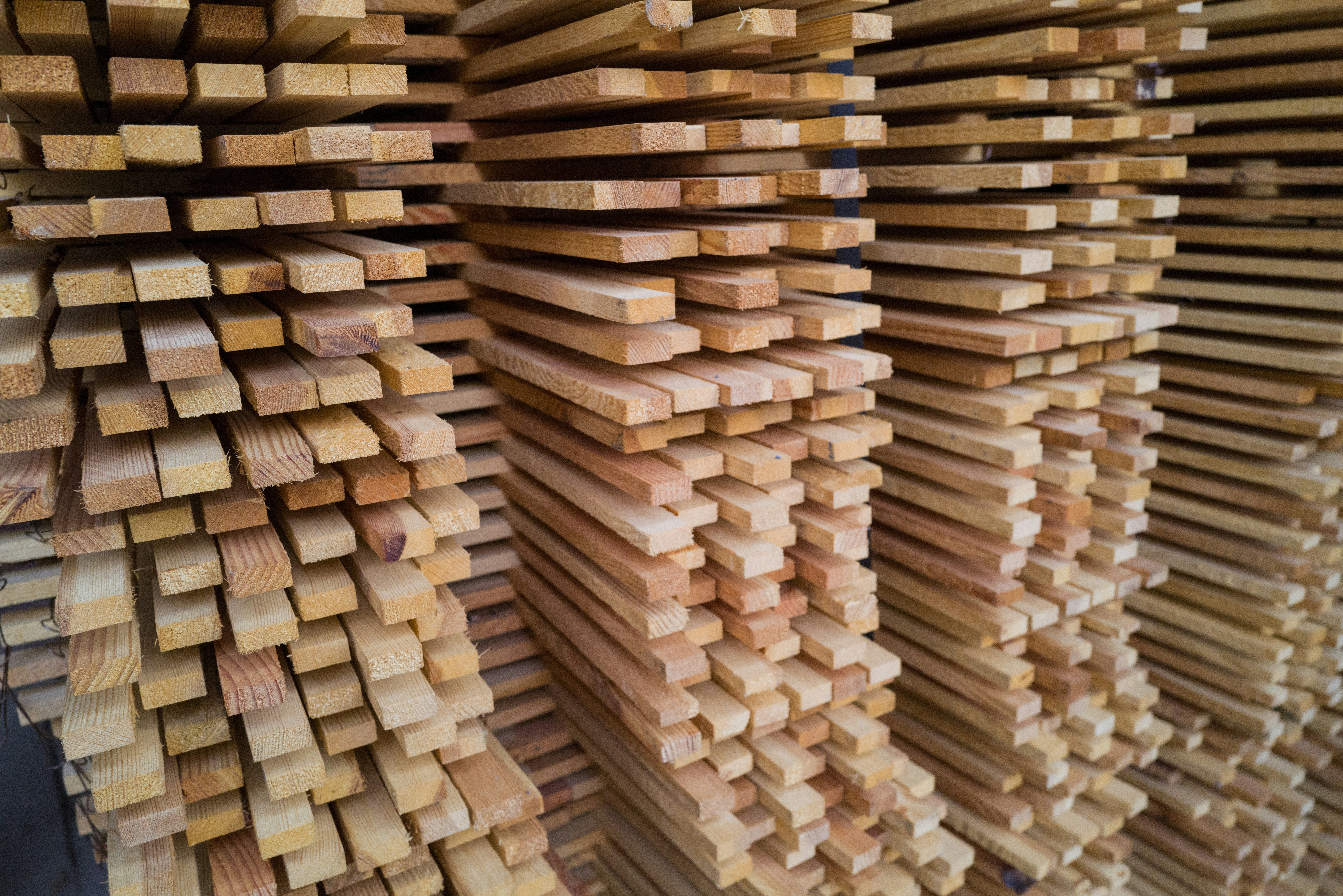 Tablones de madera apilados en un almacén de carpintería