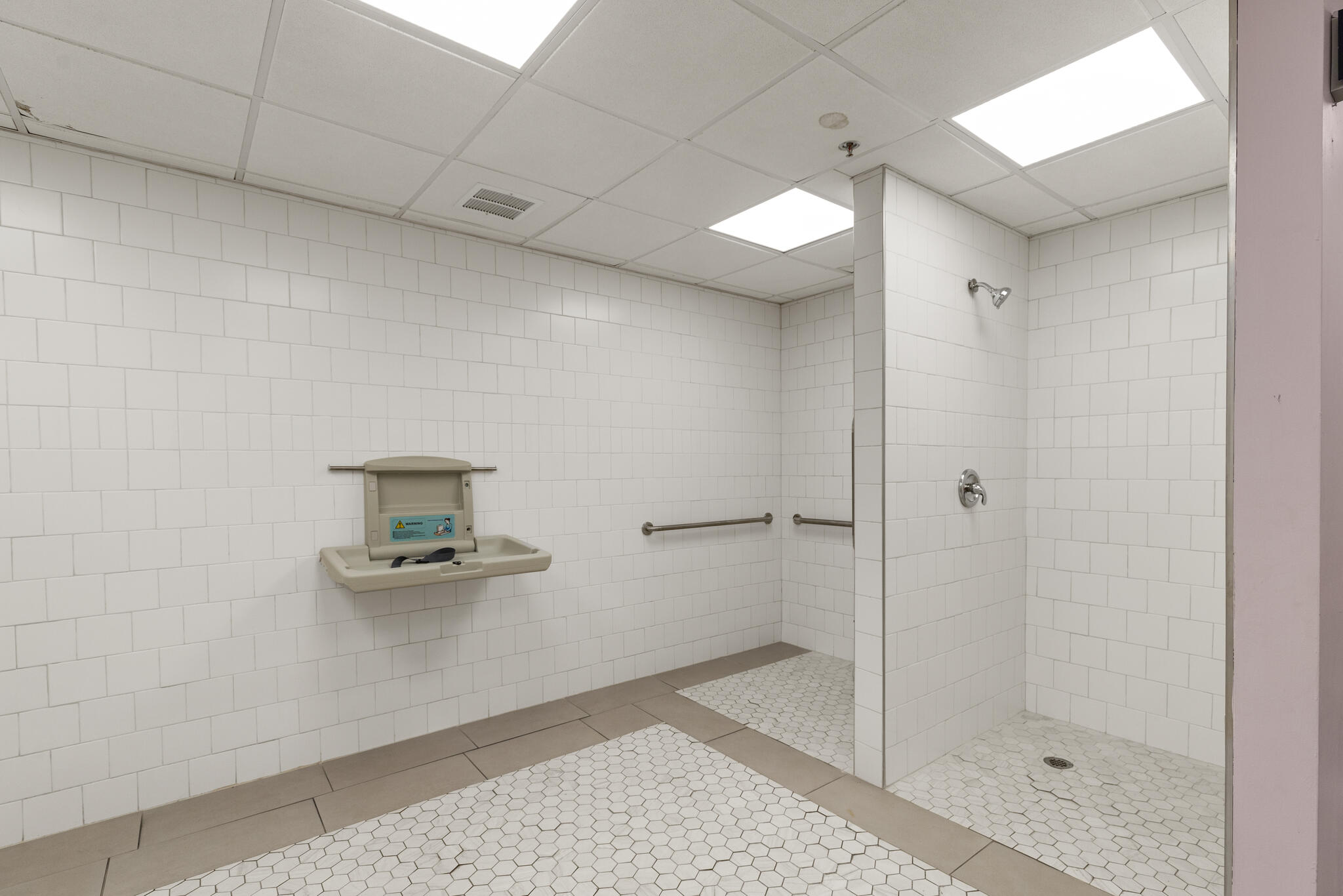 https://0201.nccdn.net/4_2/000/000/050/773/45-tremont-st-peabody-ma-01960-usa-020-023-bathroom1-mls_size.jpg