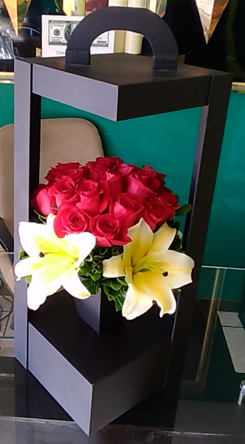 Arreglo cono de nieve con 24 rosas rojas y concador.
$950