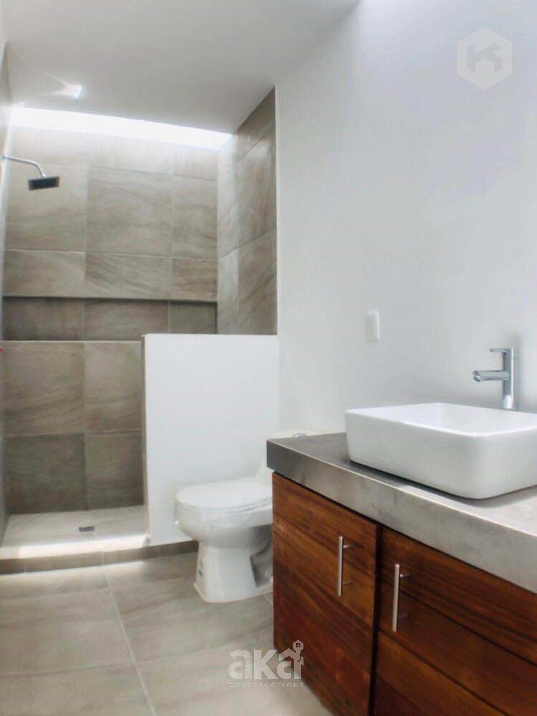 AKA Constructions: Baño Moderno en Madera Cumarú con Cubo de Luz