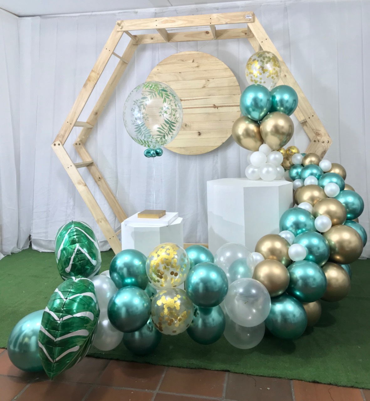 Estructura Hexagonal
Manejamos en 
(Color Blanco y Color Madera)
$150.000 Alquiler 
2.47cm Ancho
2.20m Alto
50cm Profunidad