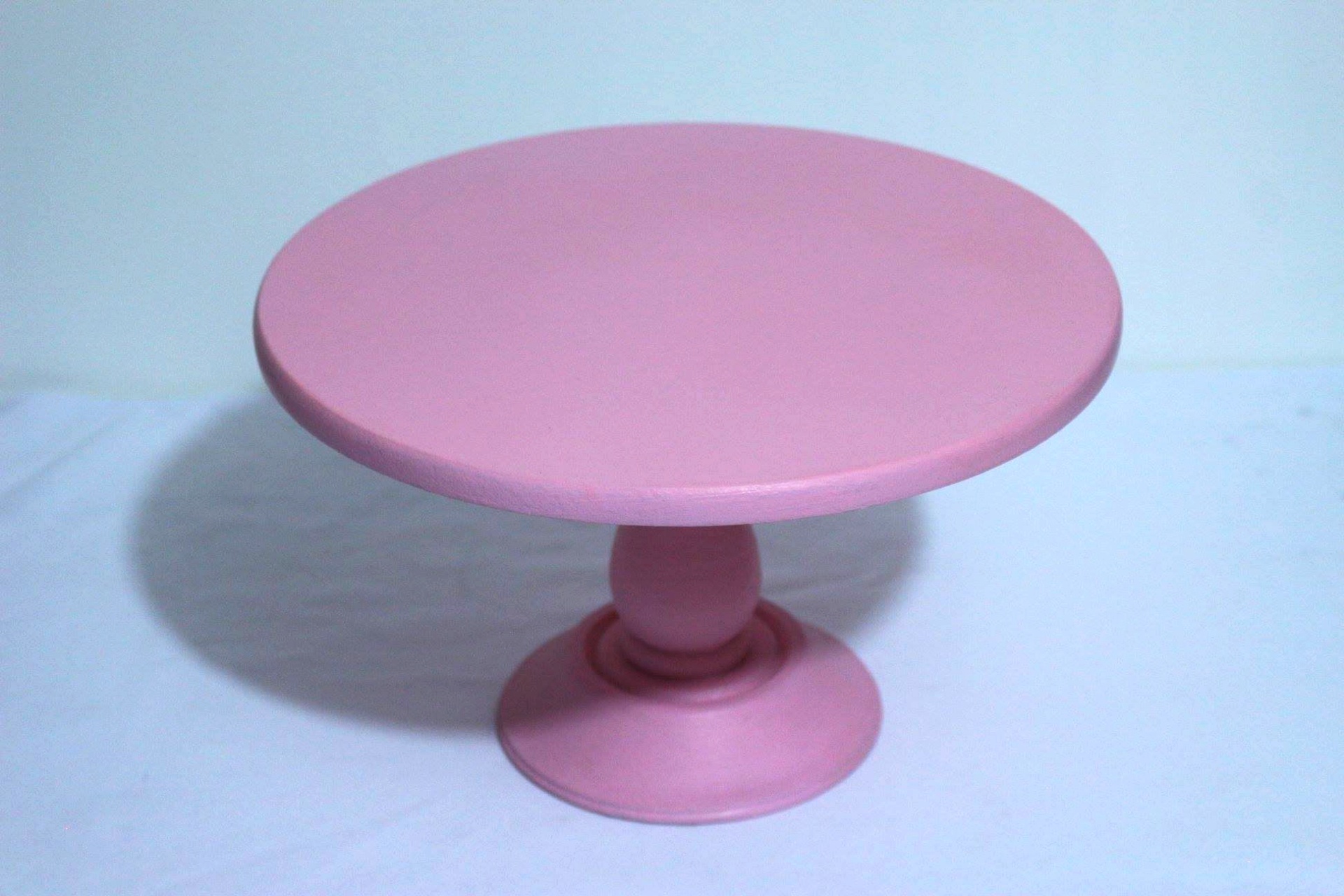 Bases Redonda para Postres
 Color Rosada
30 cm Diámetro 
Medidas 17cm de Altura 
$ 20.000 