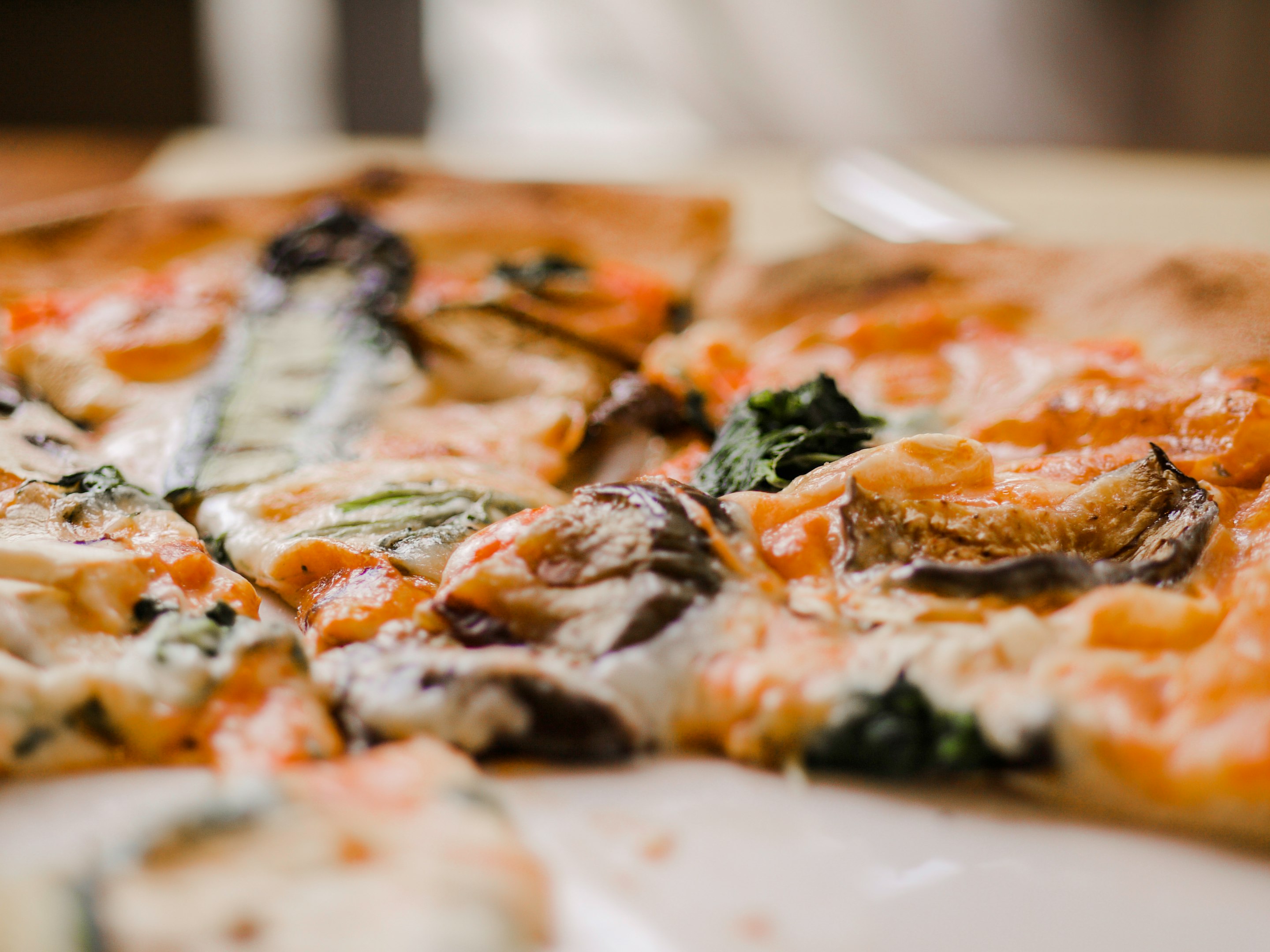 pizza en plato